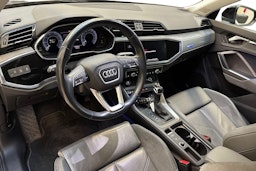 musta Audi Q3 2022 kuva 7.