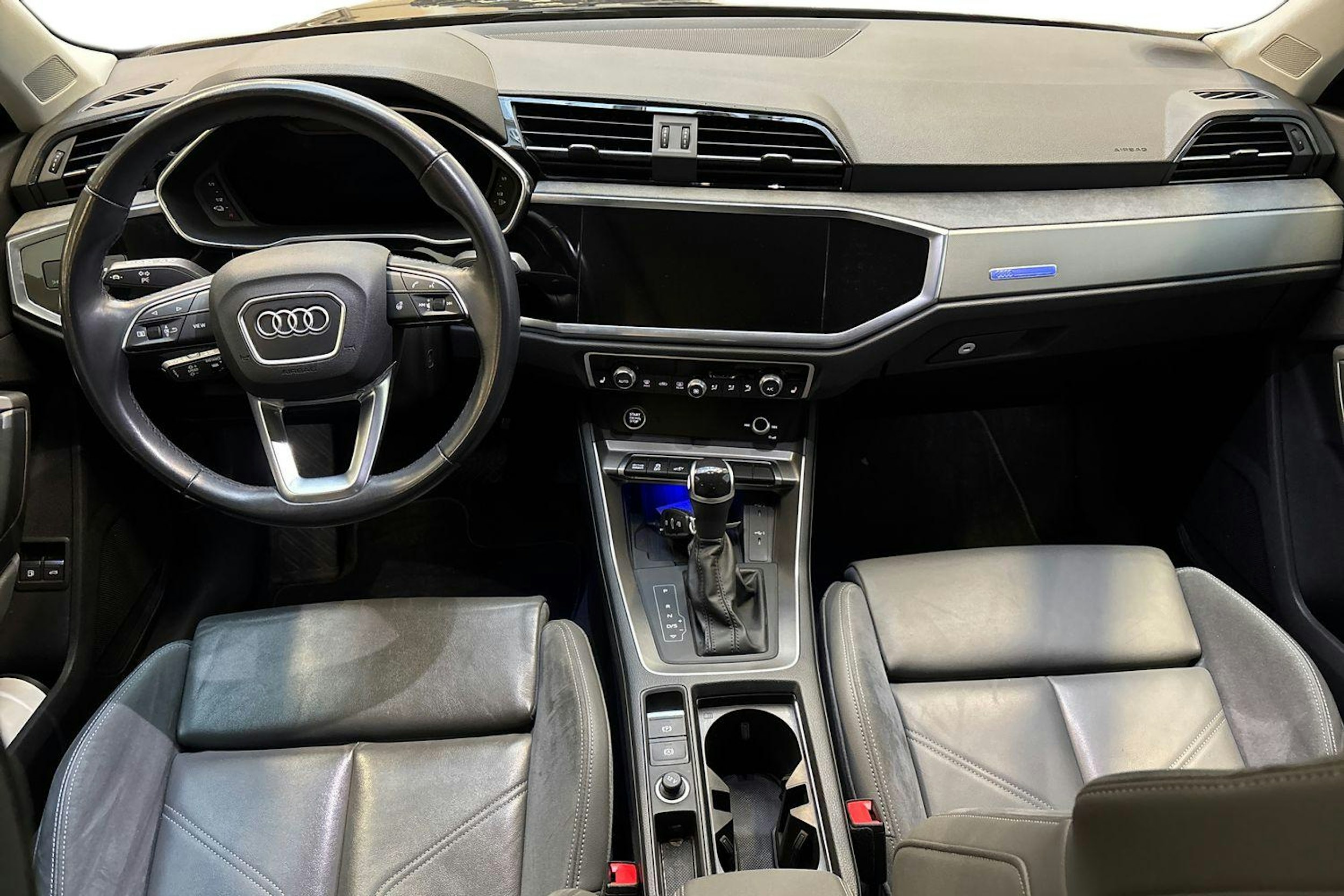 musta Audi Q3 2022 kuva 9.