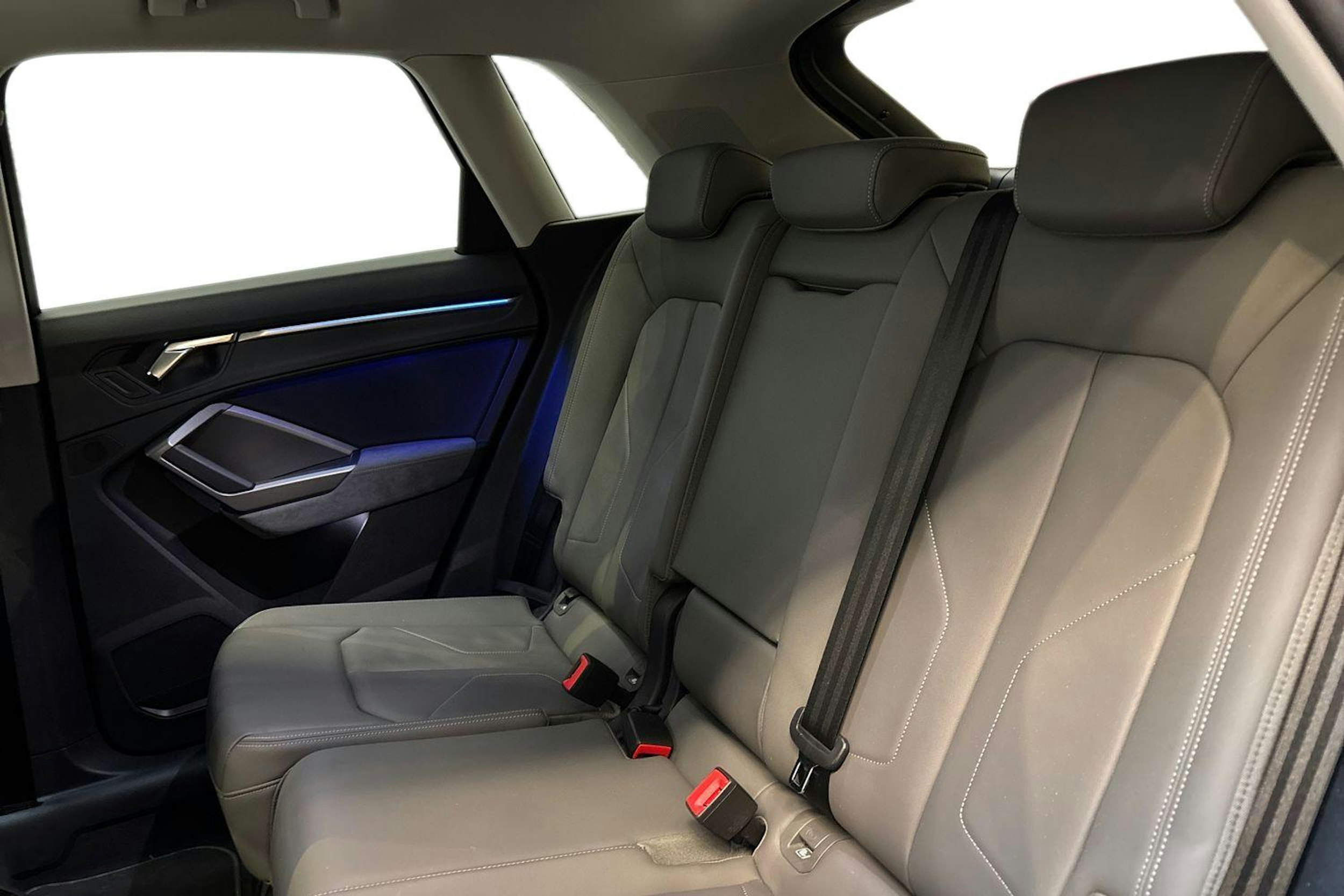 musta Audi Q3 2022 kuva 10.