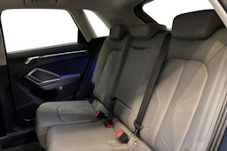 musta Audi Q3 2022 kuva 10.