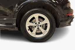 musta Audi Q3 2022 kuva 11.