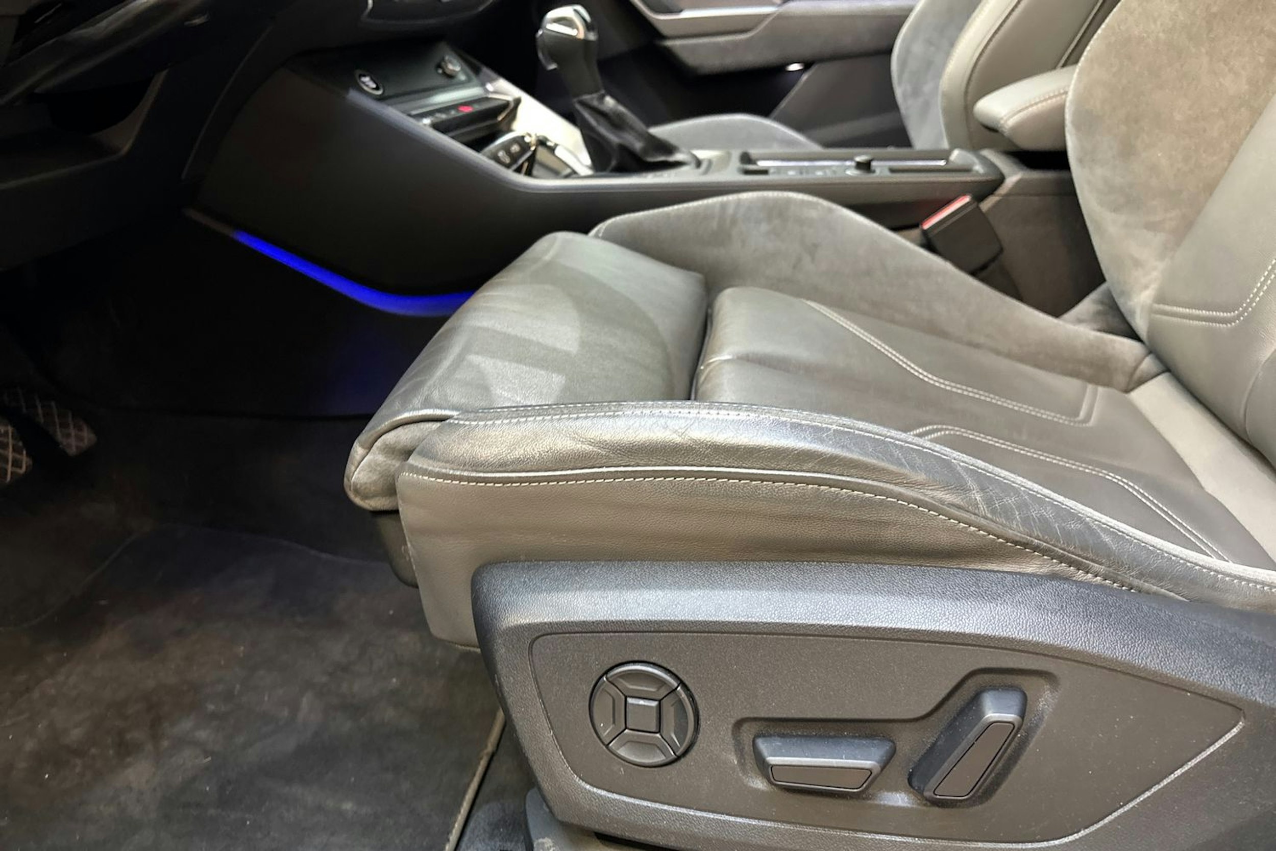 musta Audi Q3 2022 kuva 15.