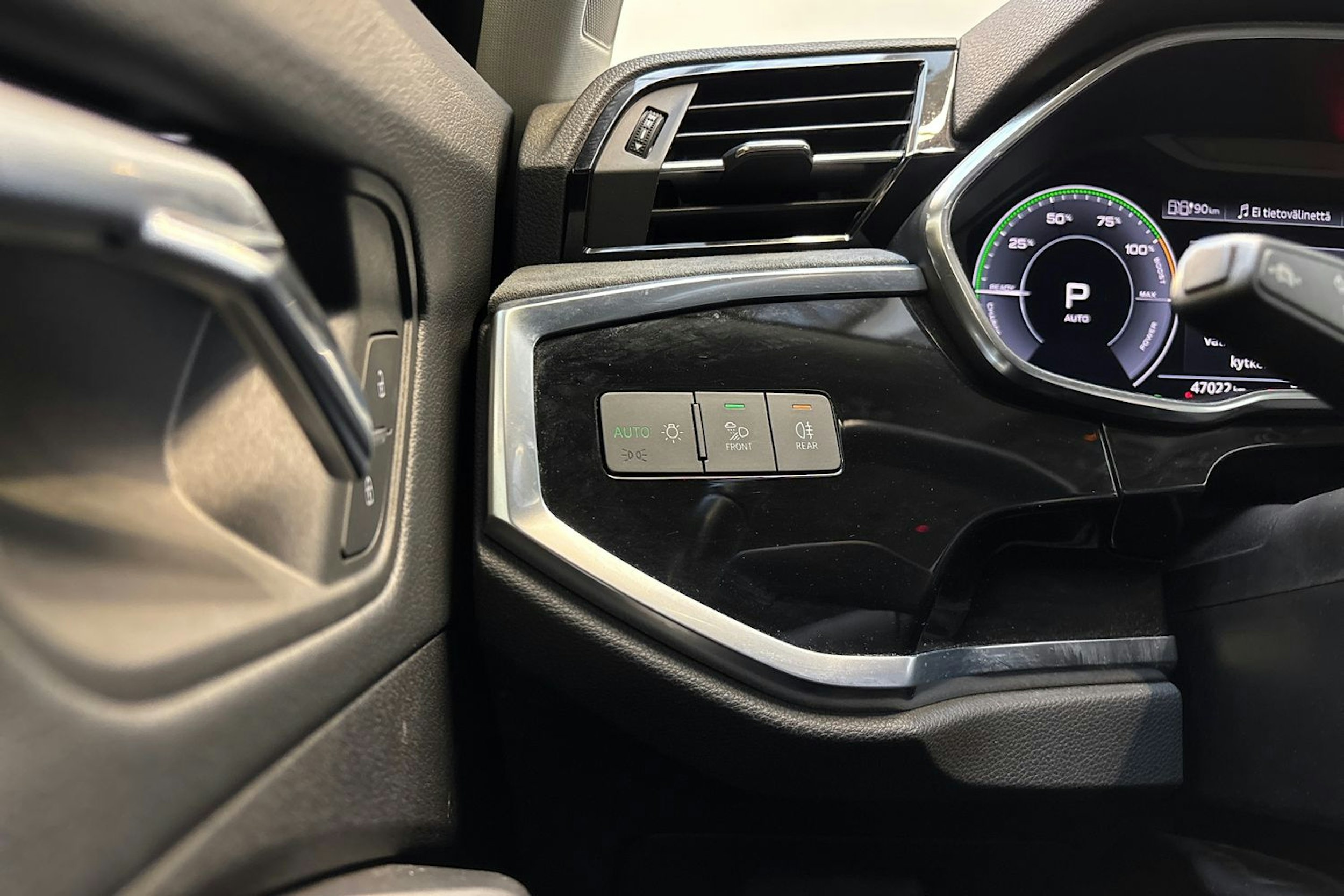 musta Audi Q3 2022 kuva 16.