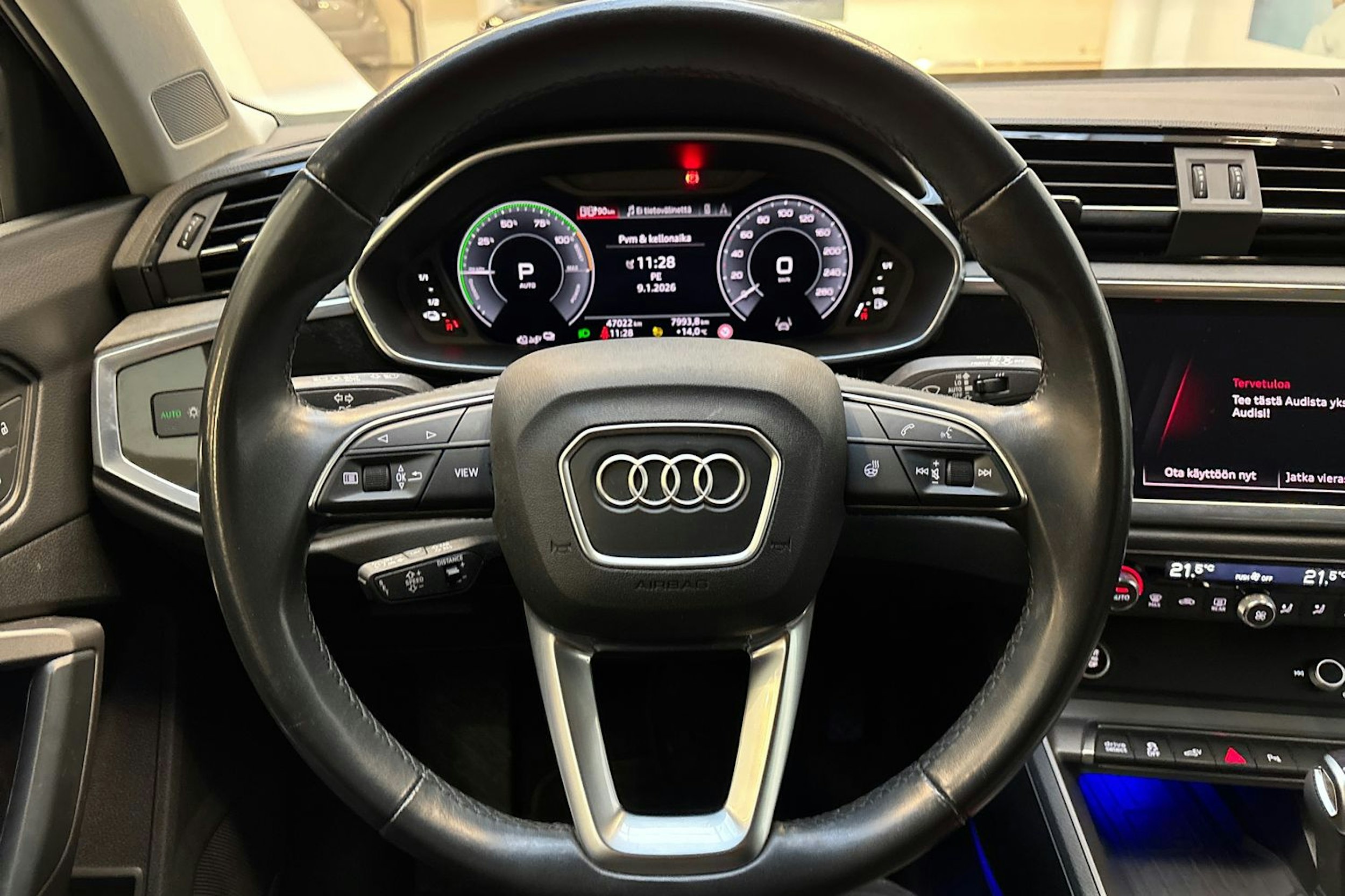 musta Audi Q3 2022 kuva 17.