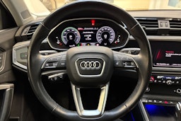 musta Audi Q3 2022 kuva 17.