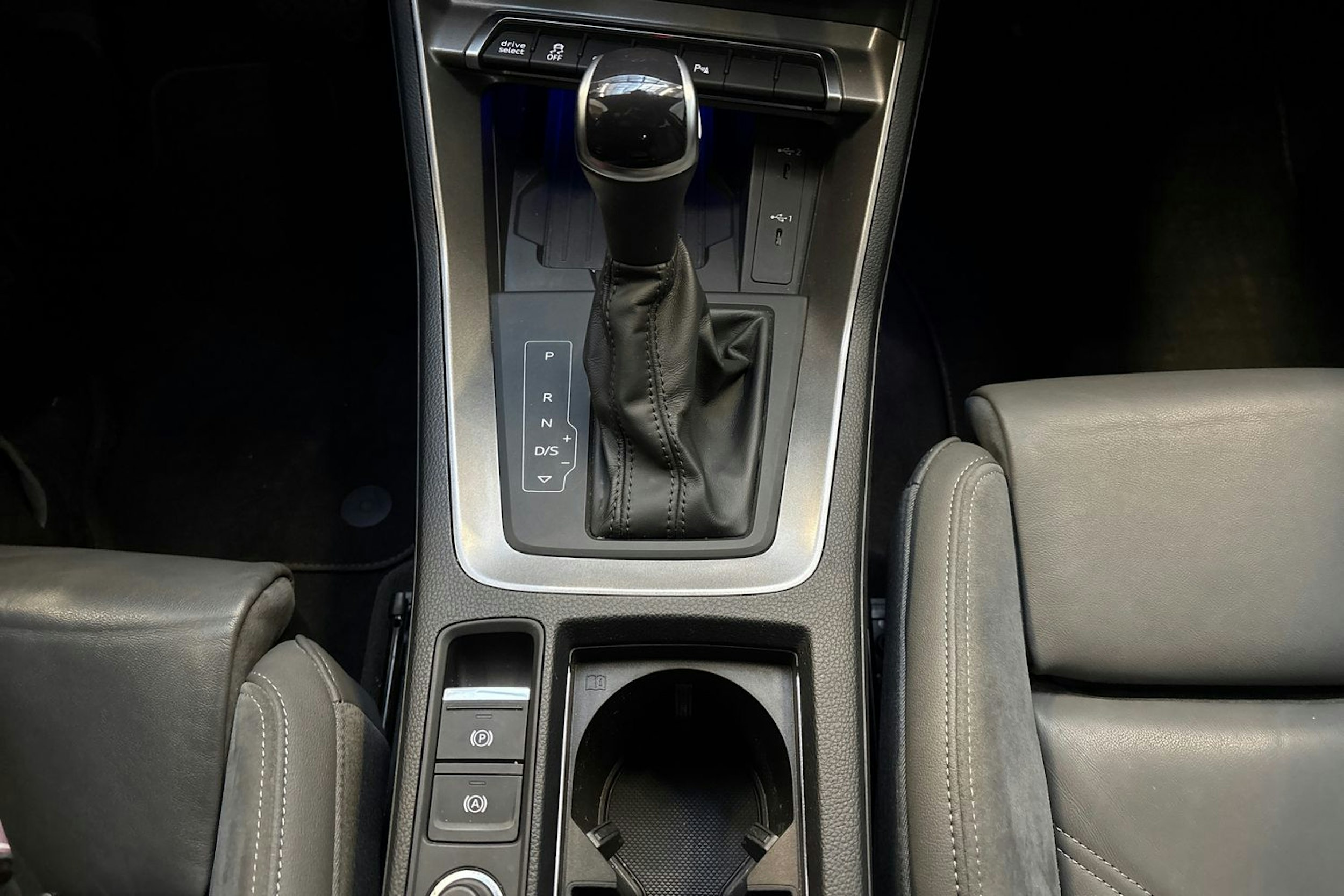 musta Audi Q3 2022 kuva 23.