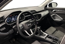 musta Audi Q3 2022 kuva 7.