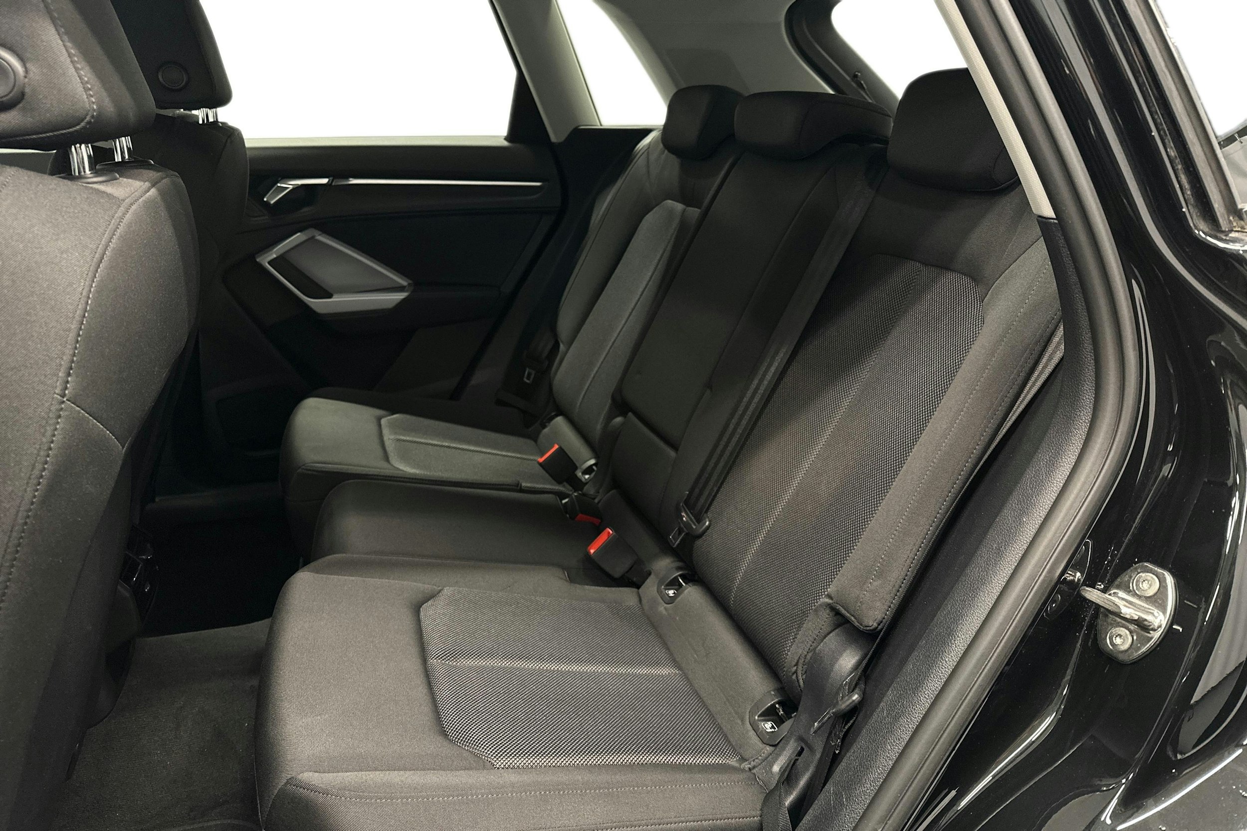 musta Audi Q3 2022 kuva 10.