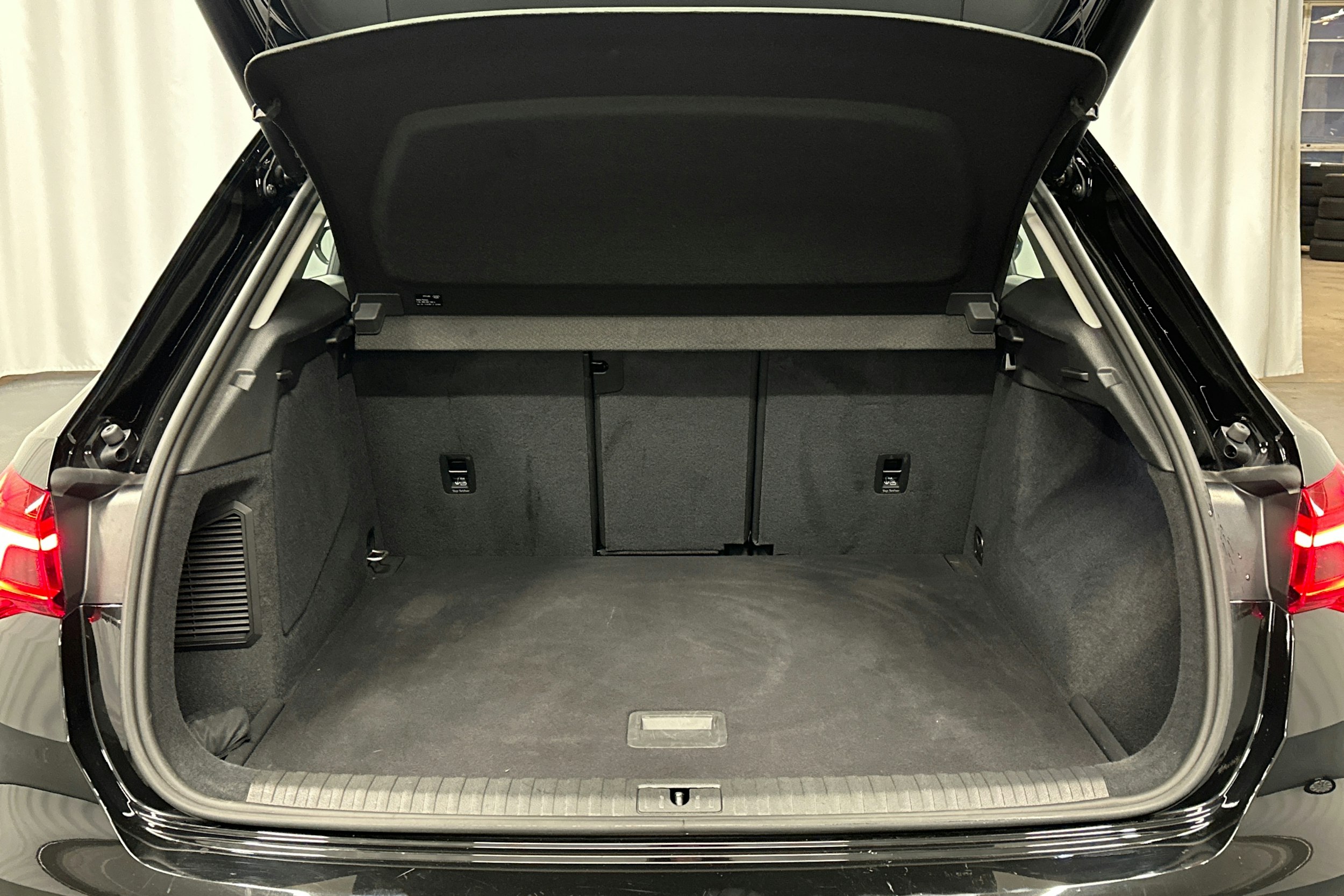 musta Audi Q3 2022 kuva 14.