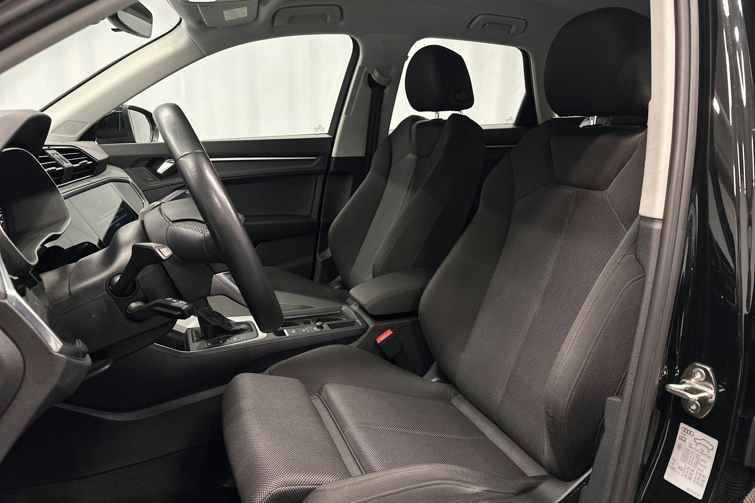musta Audi Q3 2022 kuva 15.