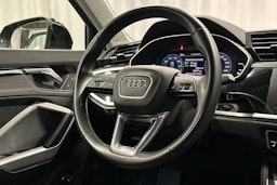 musta Audi Q3 2022 kuva 17.
