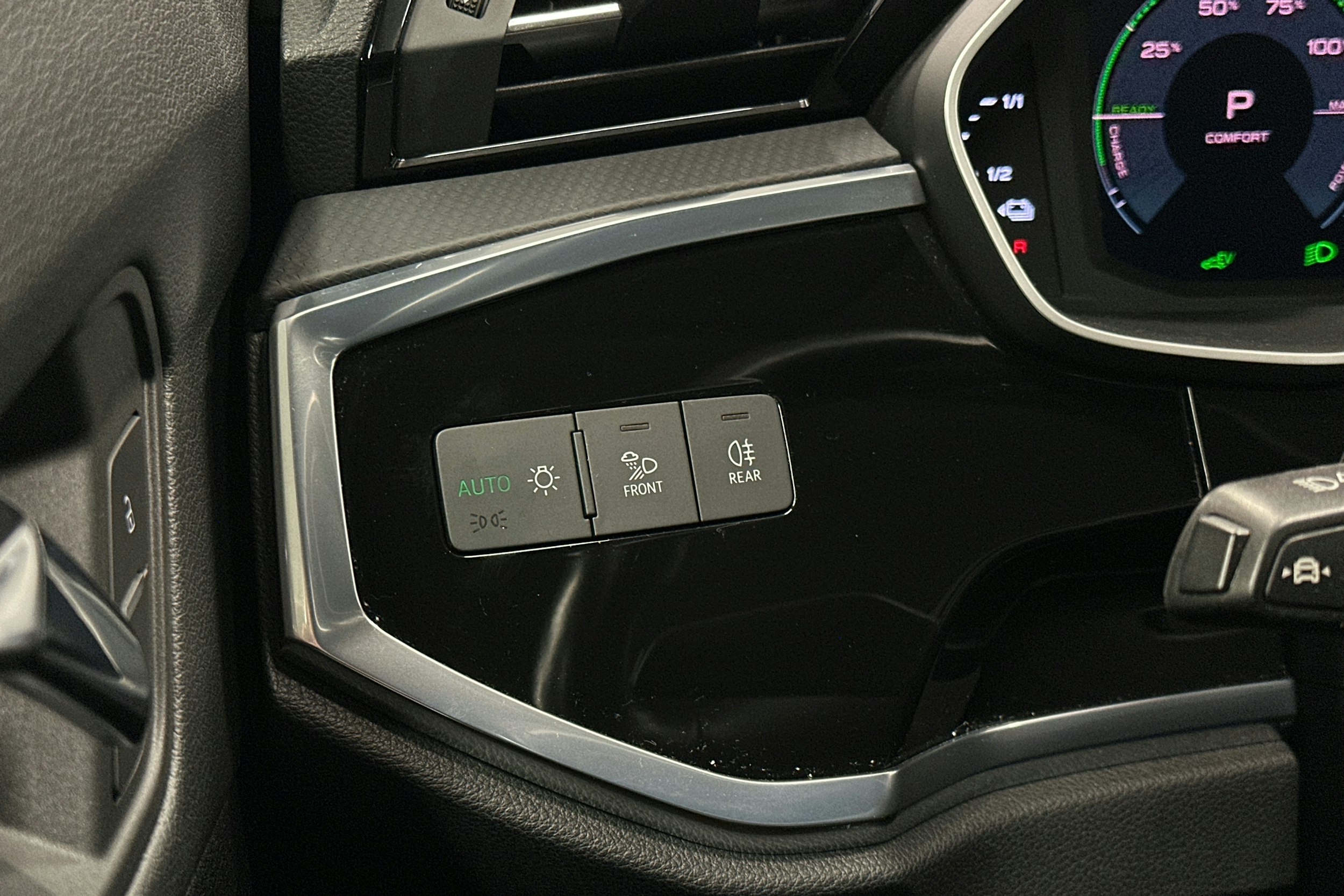 musta Audi Q3 2022 kuva 20.