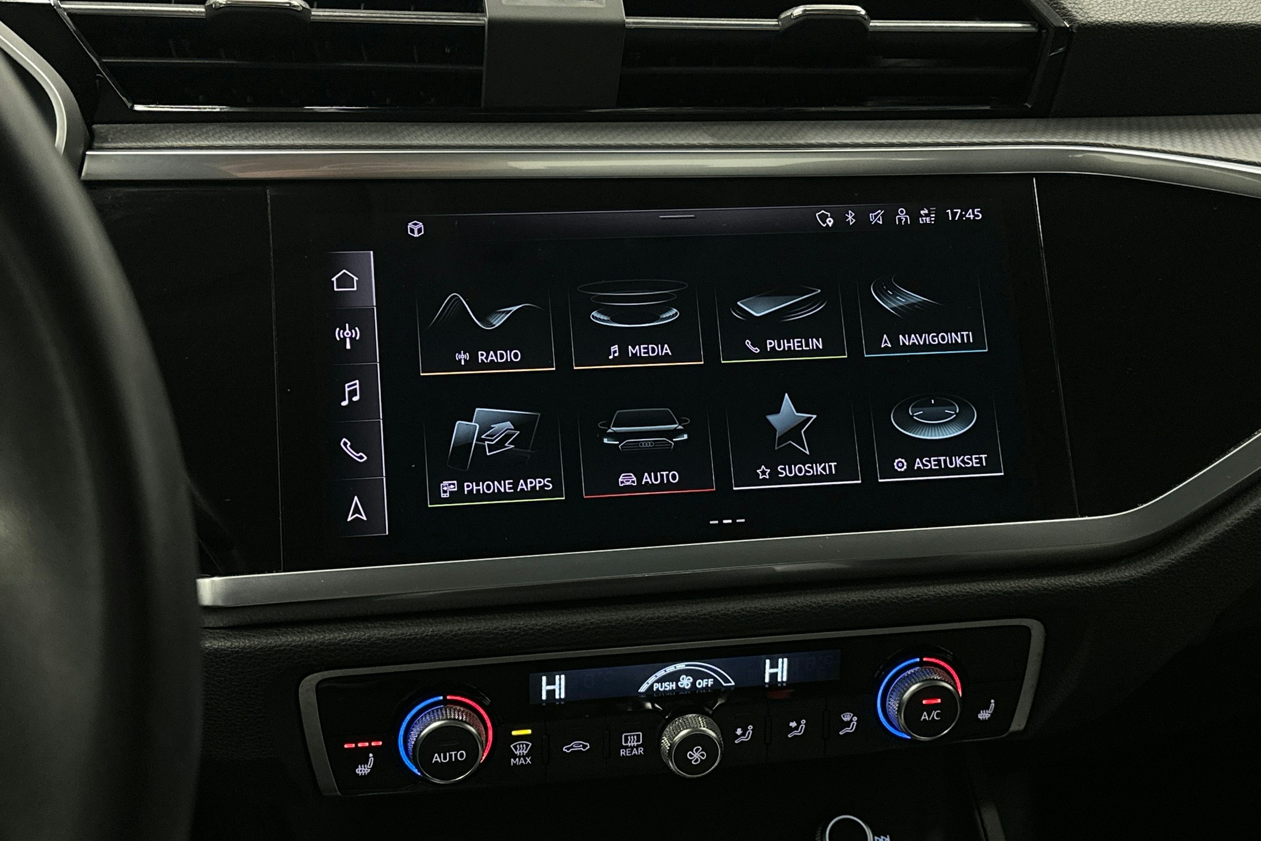 musta Audi Q3 2022 kuva 23.