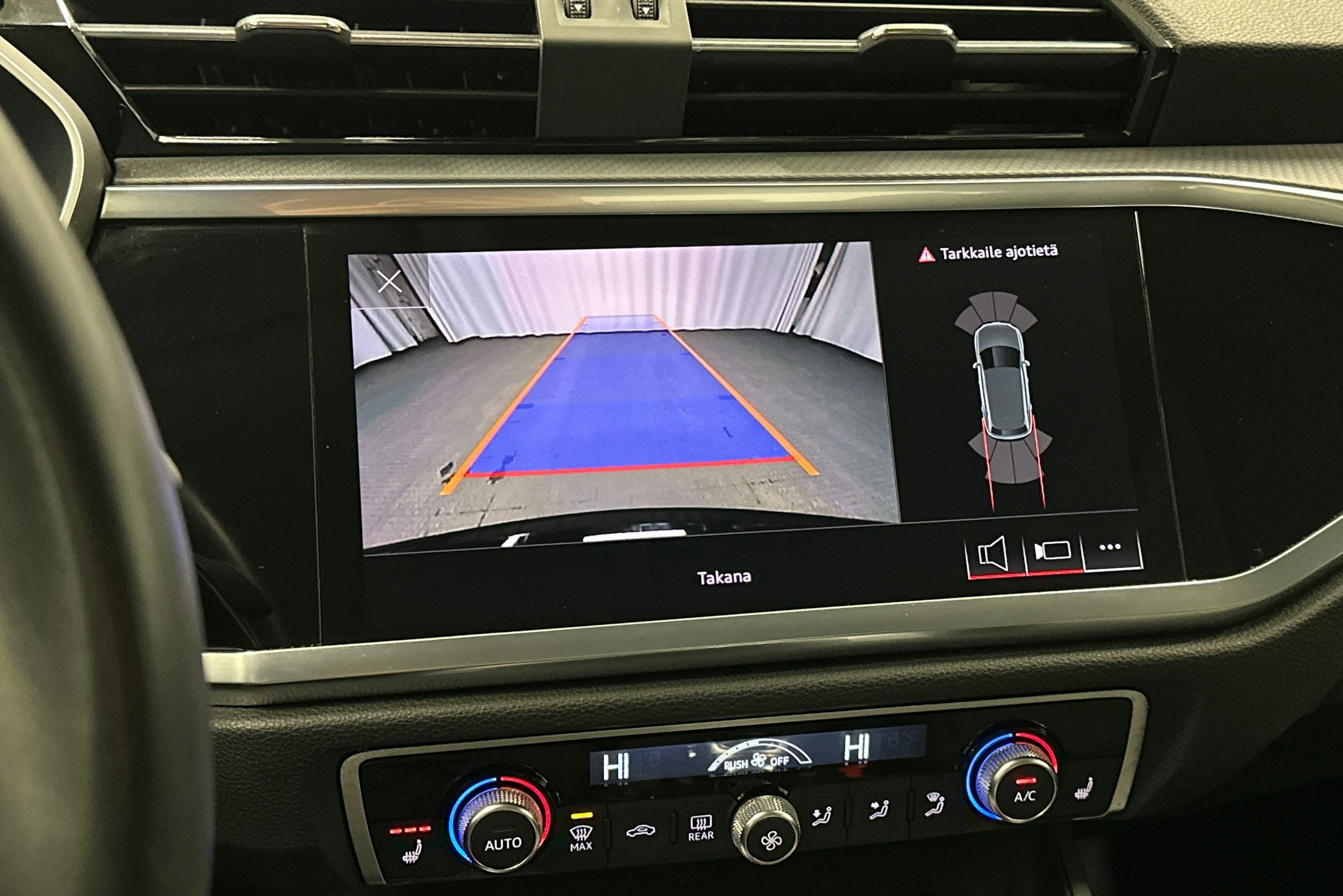 musta Audi Q3 2022 kuva 30.