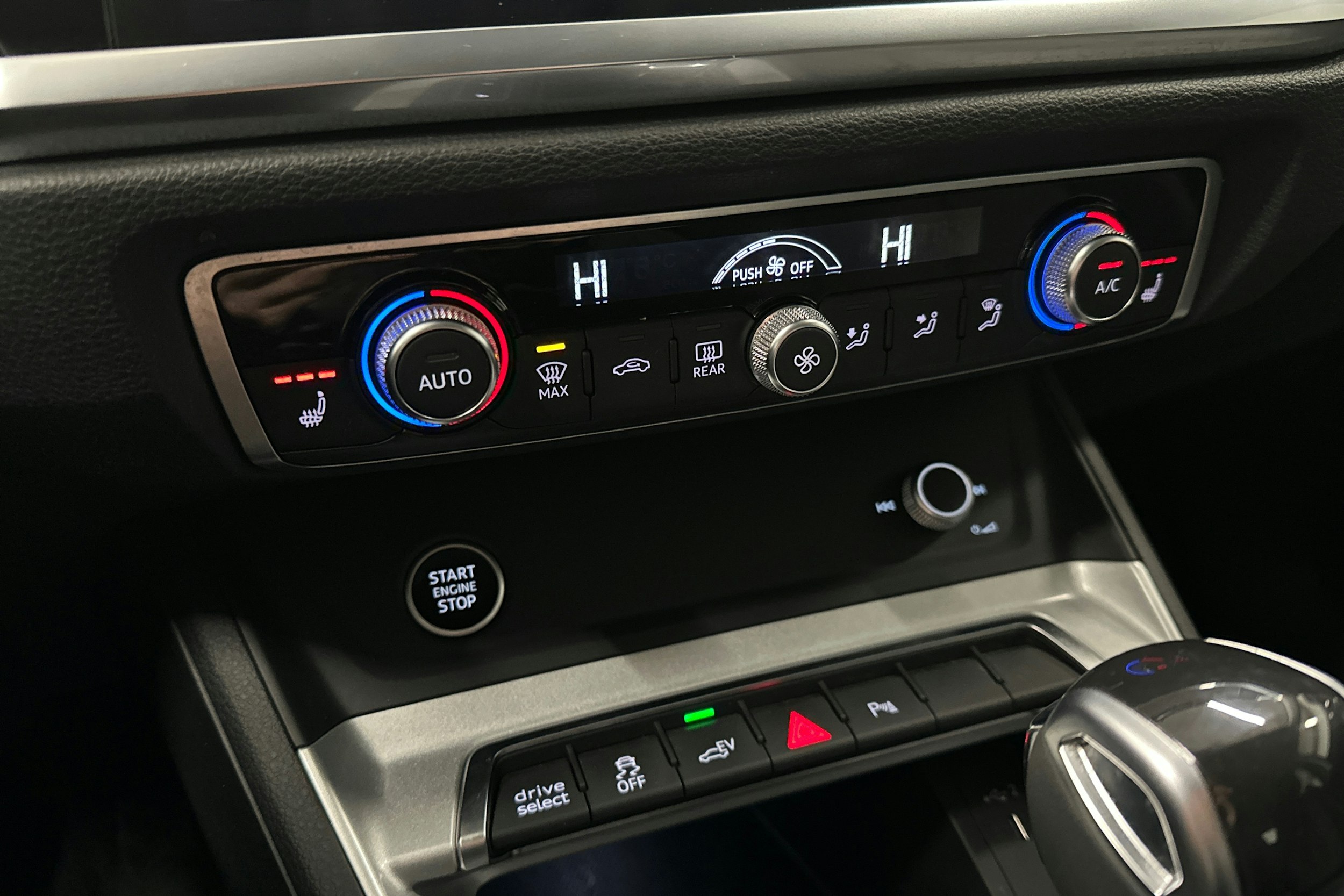 musta Audi Q3 2022 kuva 31.