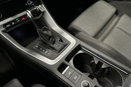 musta Audi Q3 2022 kuva 32.