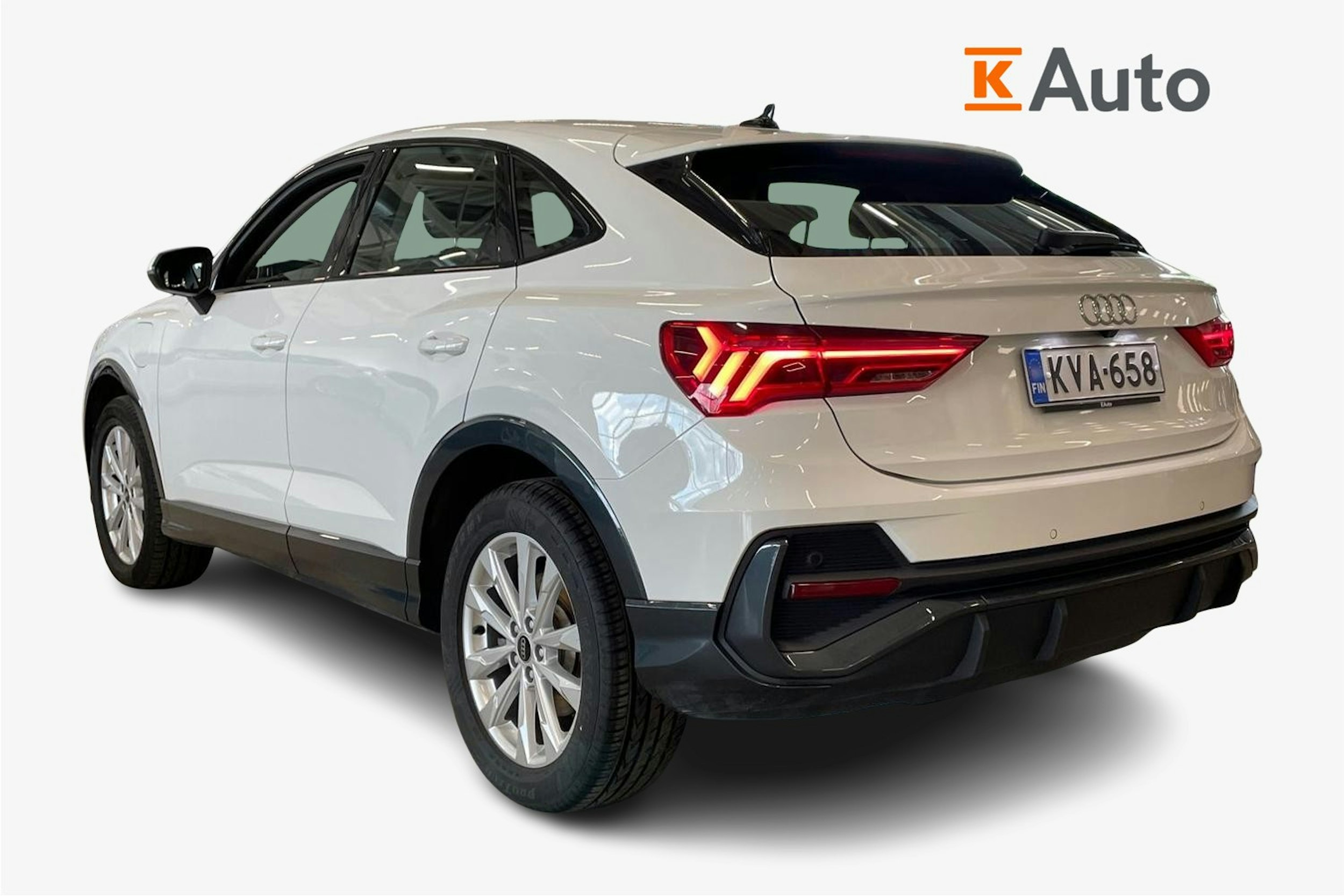 valkoinen Audi Q3 2022 kuva 2.