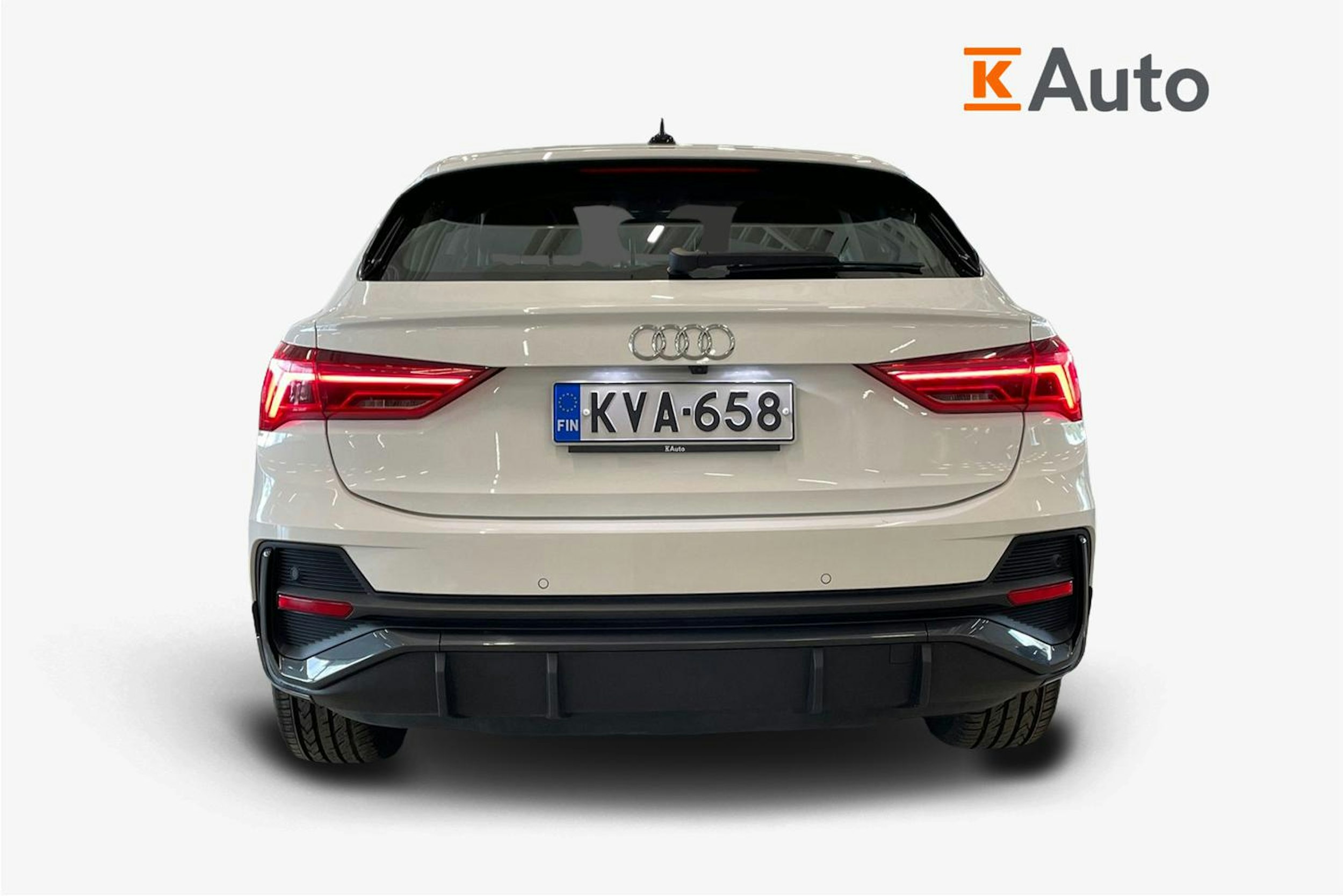 valkoinen Audi Q3 2022 kuva 3.