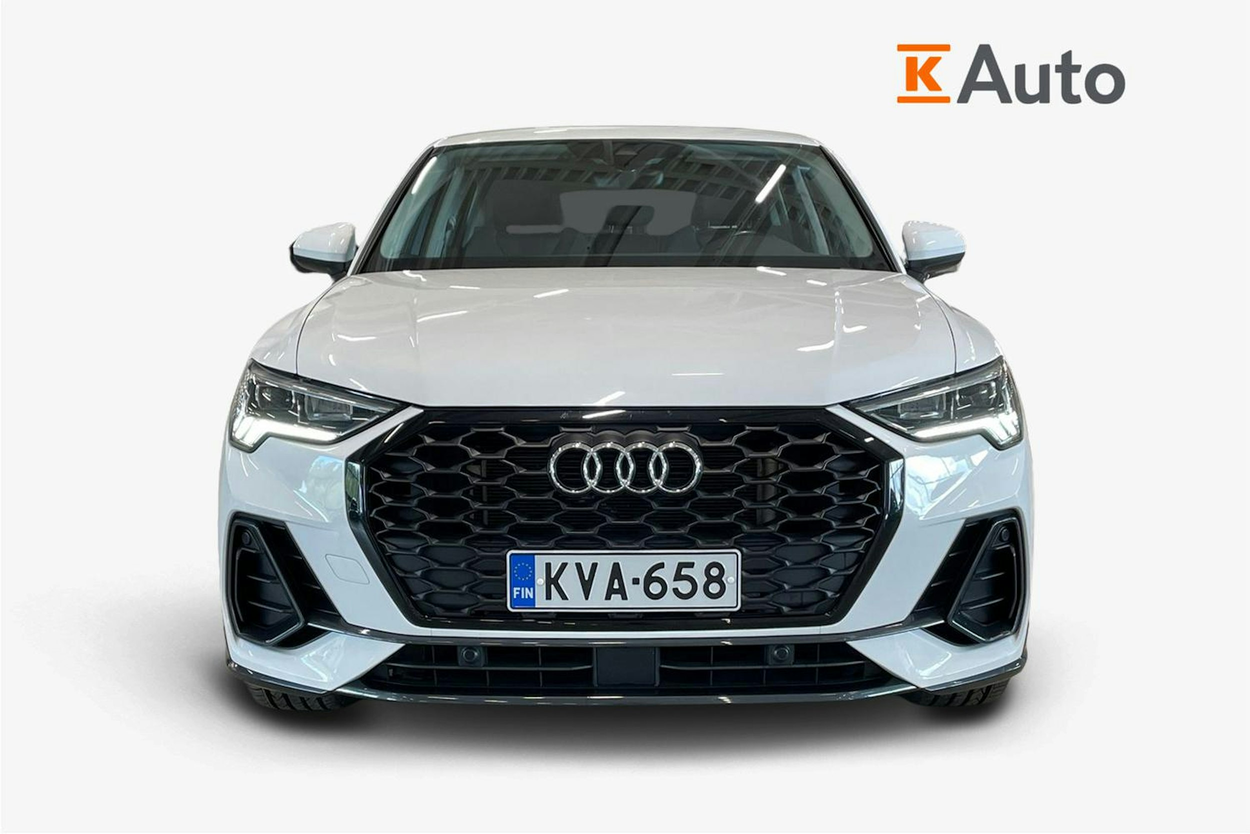 valkoinen Audi Q3 2022 kuva 5.