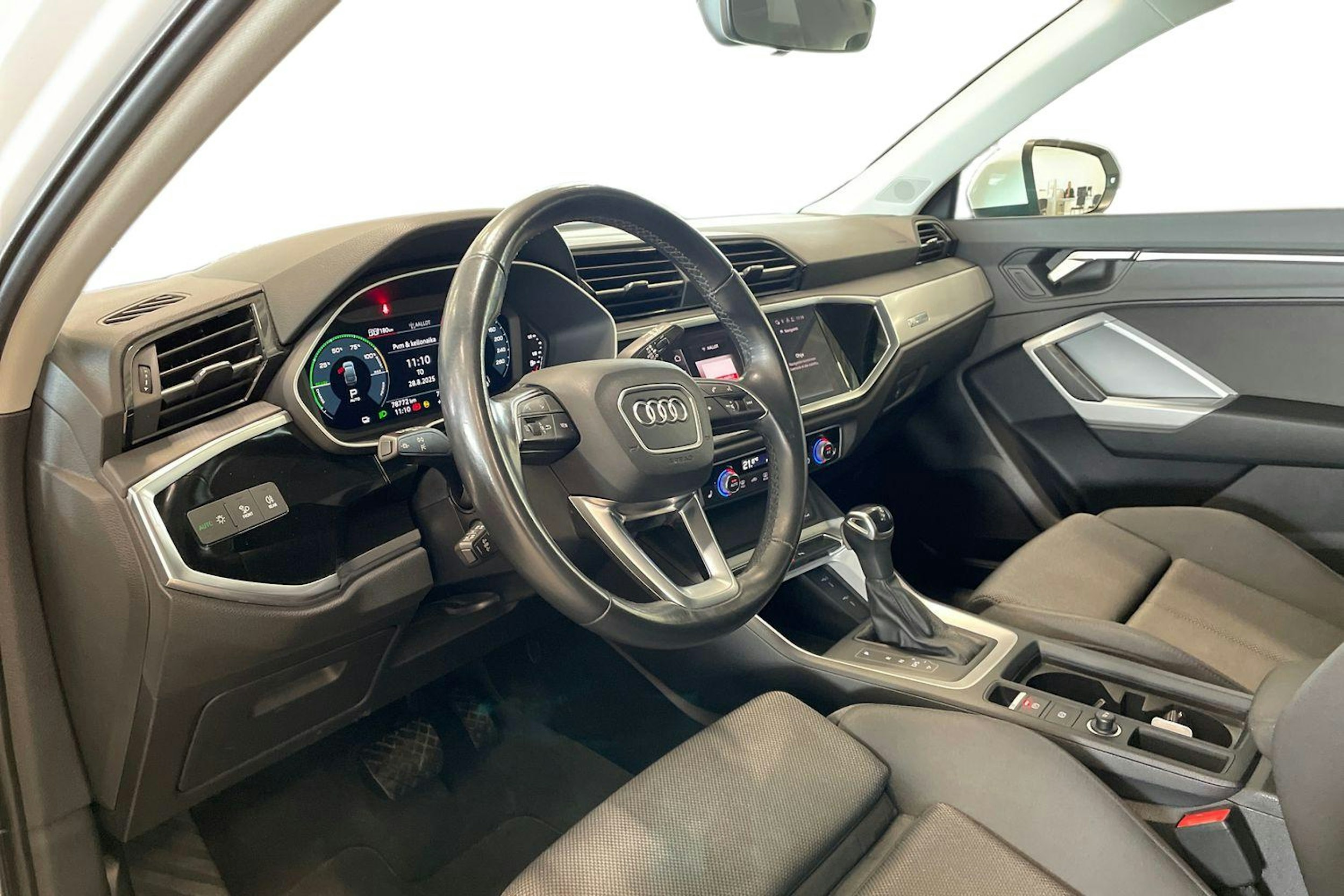 valkoinen Audi Q3 2022 kuva 7.