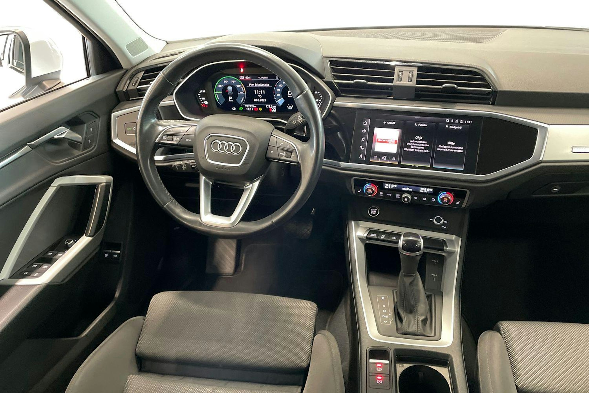 valkoinen Audi Q3 2022 kuva 9.