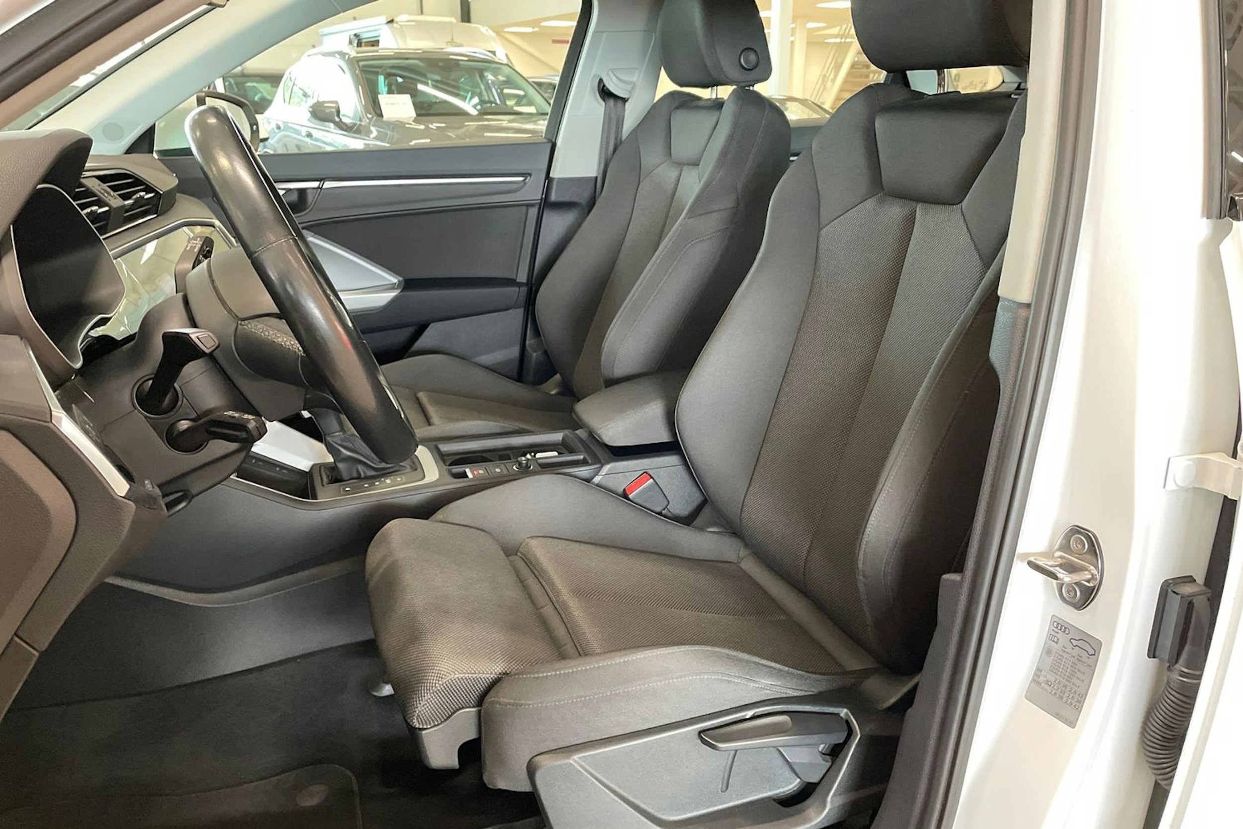 valkoinen Audi Q3 2022 kuva 14.