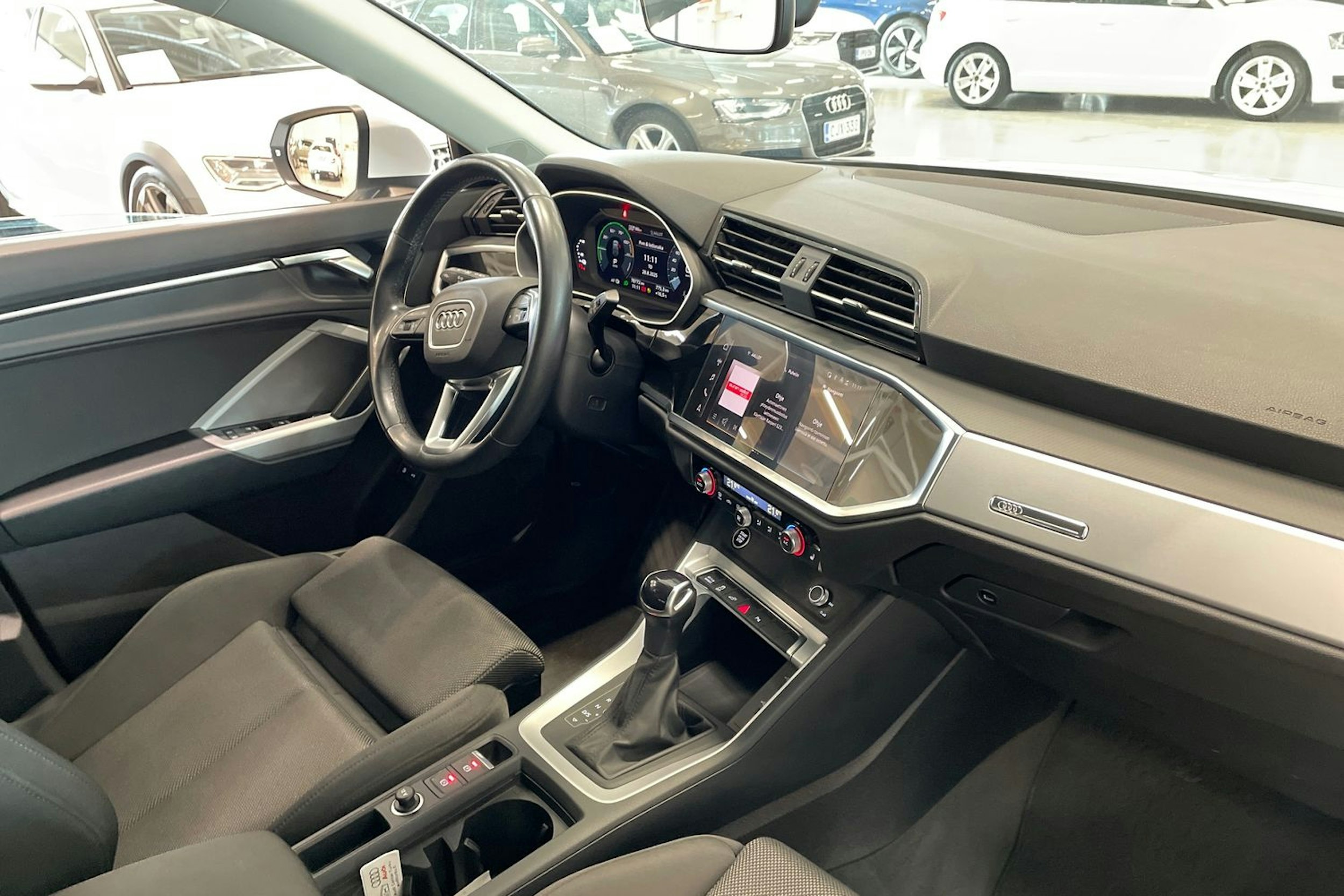 valkoinen Audi Q3 2022 kuva 15.
