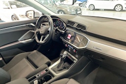 valkoinen Audi Q3 2022 kuva 15.