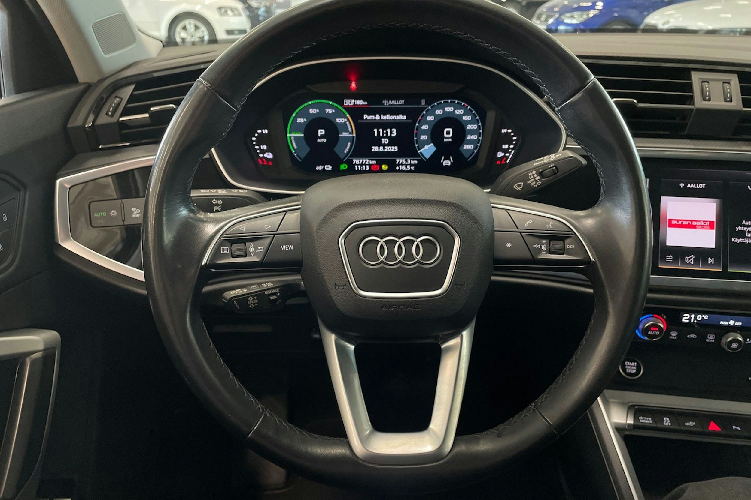 valkoinen Audi Q3 2022 kuva 16.