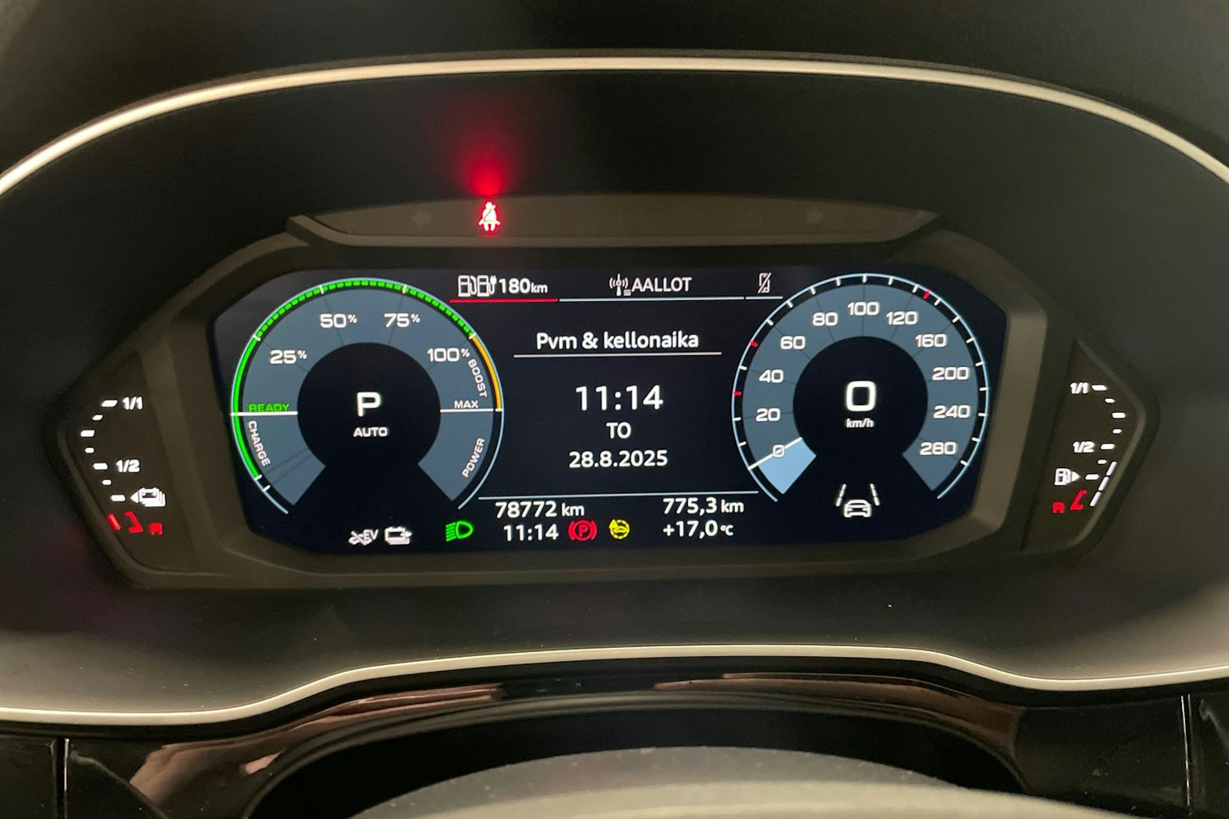valkoinen Audi Q3 2022 kuva 17.
