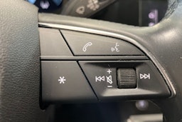 valkoinen Audi Q3 2022 kuva 18.