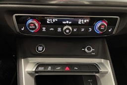 valkoinen Audi Q3 2022 kuva 32.