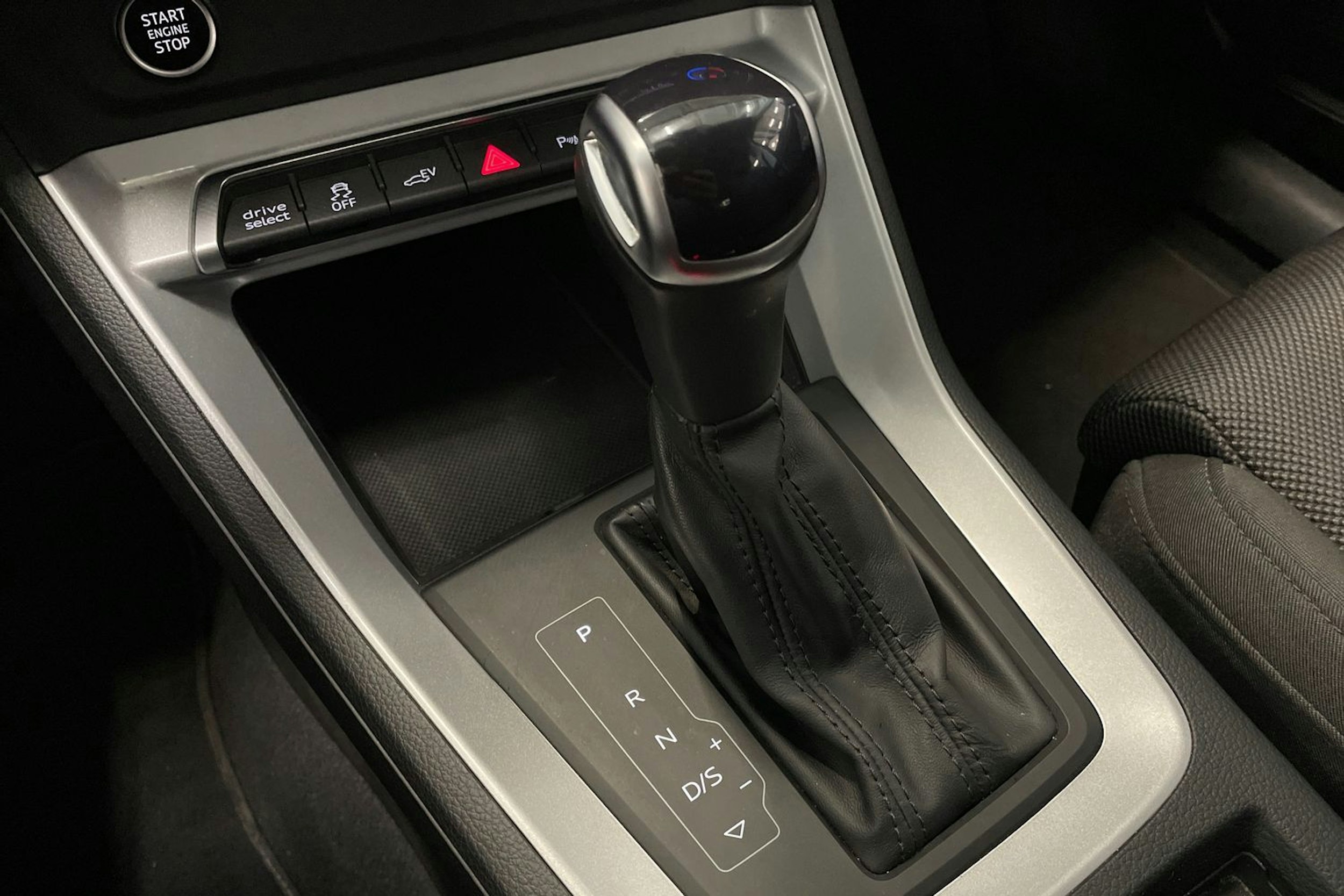 valkoinen Audi Q3 2022 kuva 33.