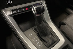 valkoinen Audi Q3 2022 kuva 33.