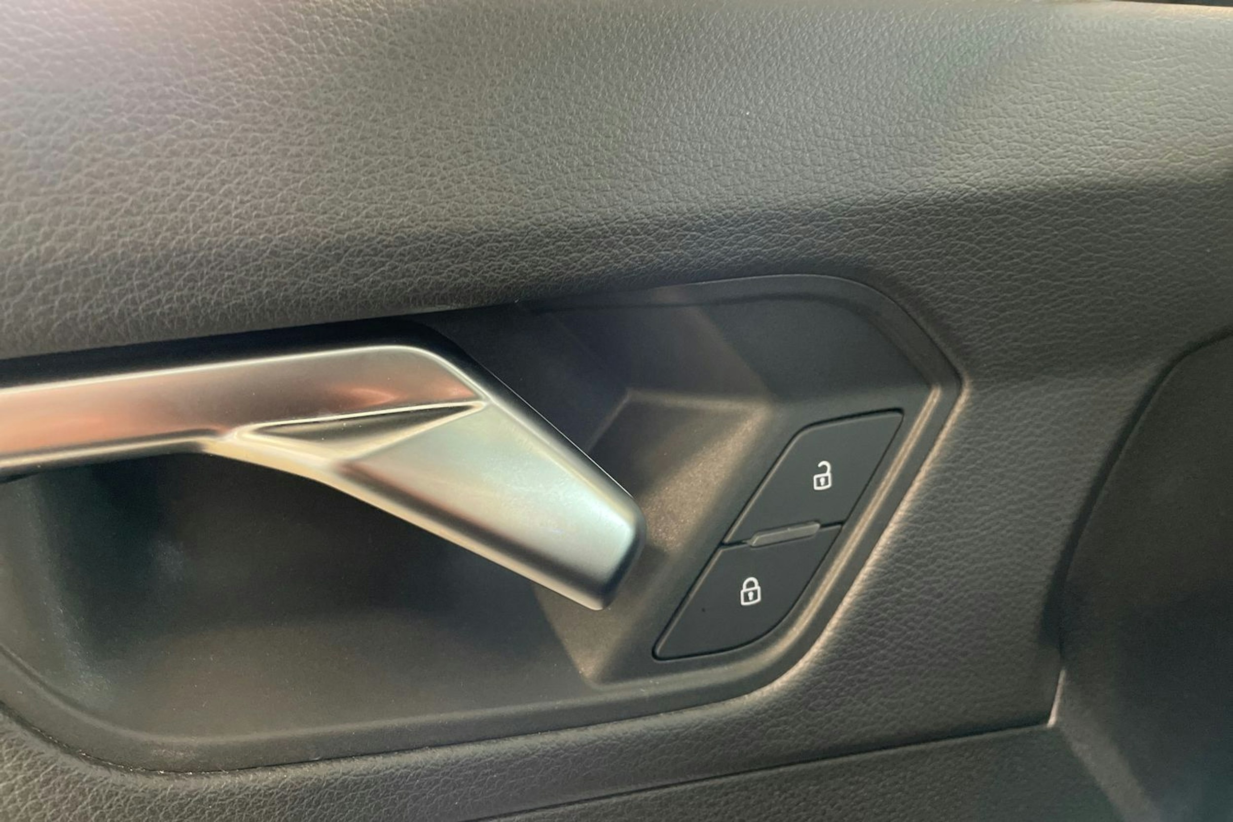 valkoinen Audi Q3 2022 kuva 37.