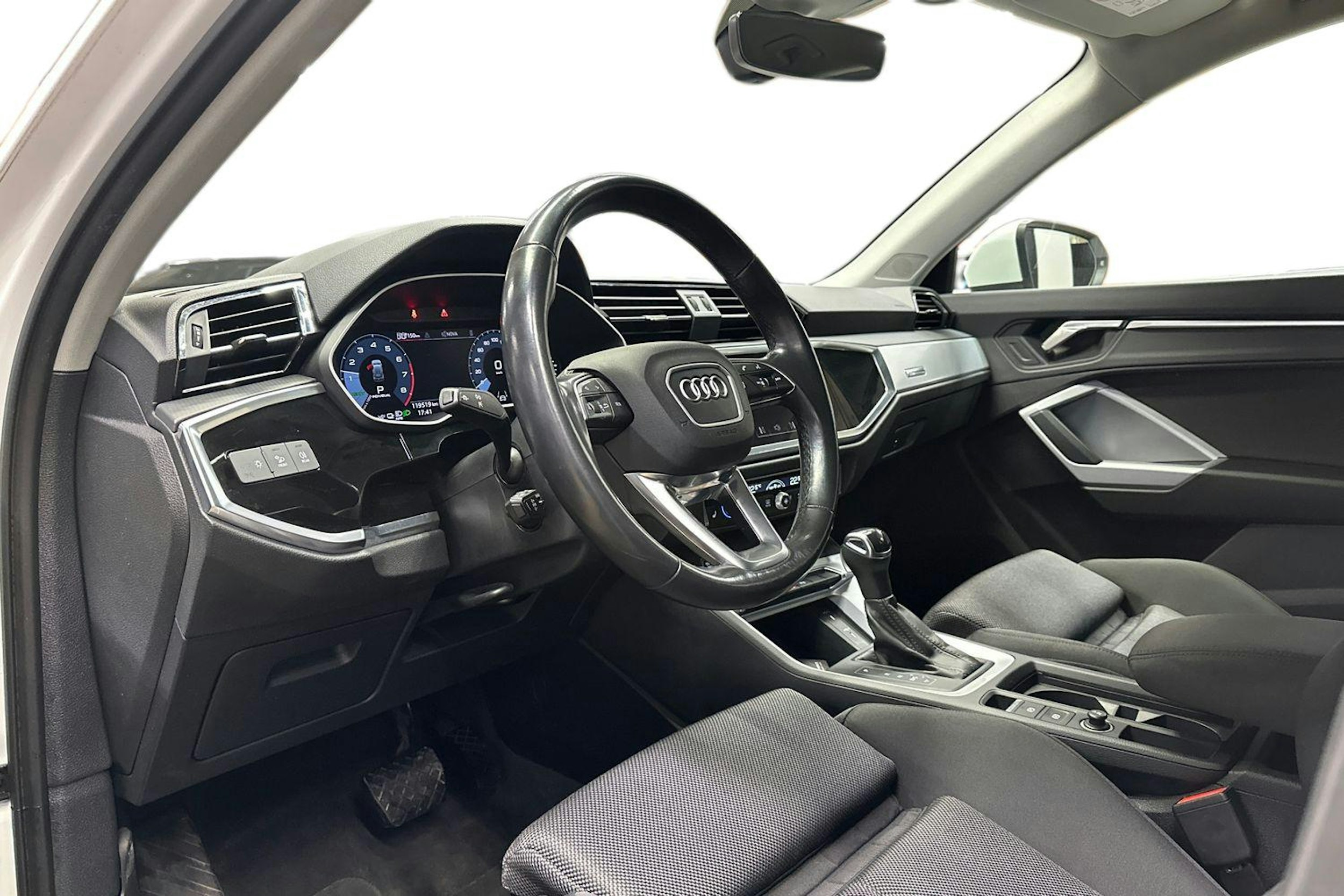 valkoinen Audi Q3 2023 kuva 6.