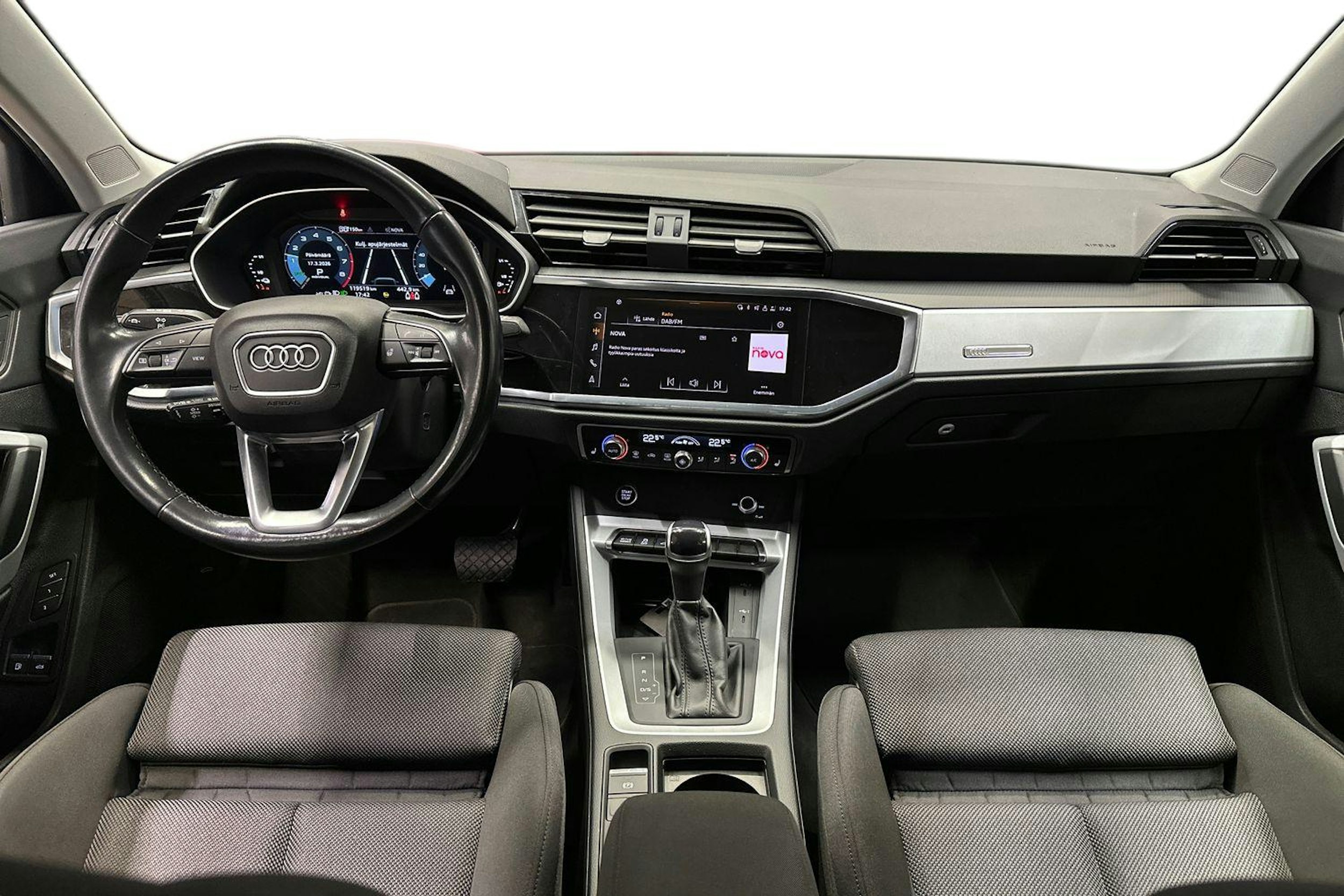 valkoinen Audi Q3 2023 kuva 7.