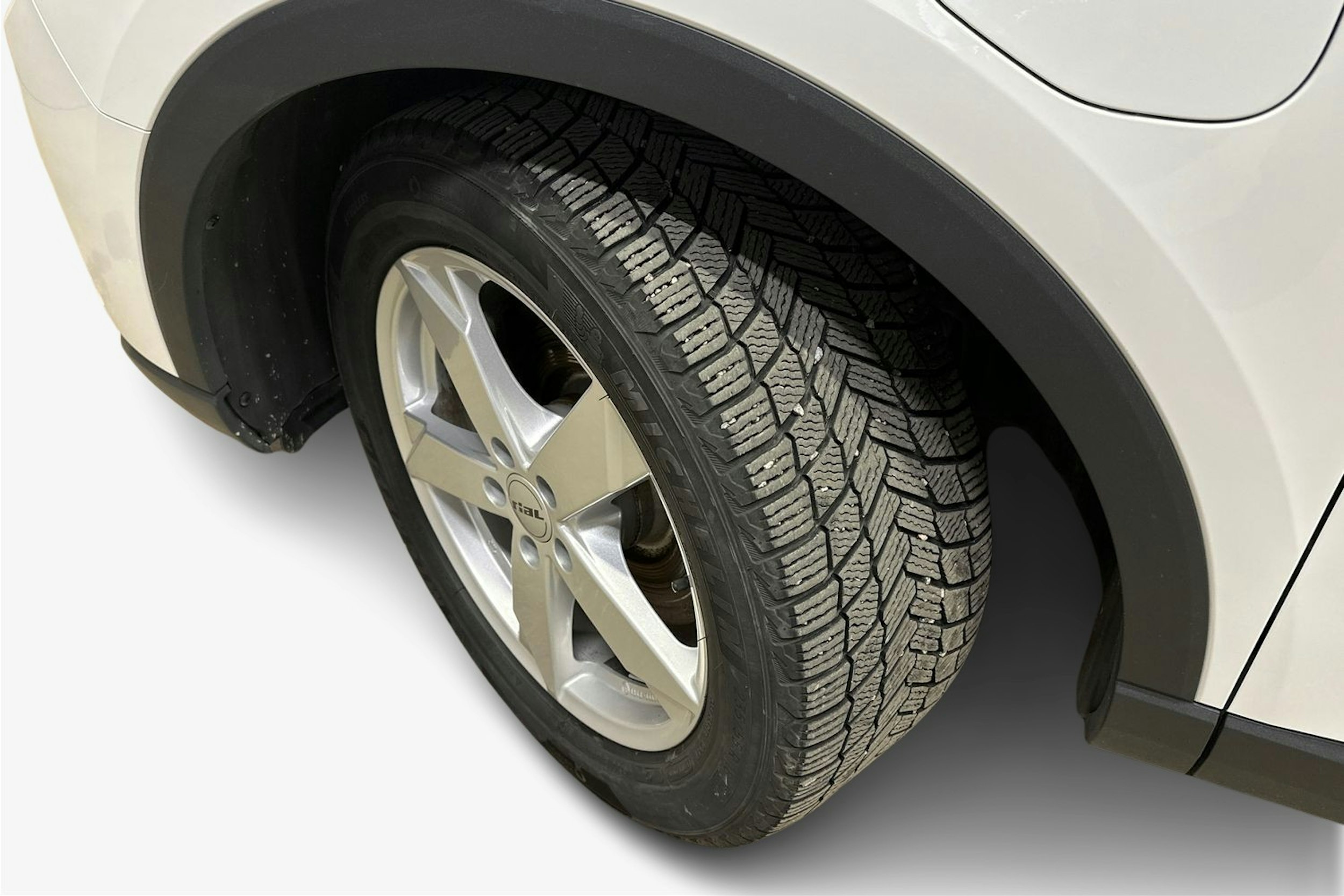 valkoinen Audi Q3 2023 kuva 9.