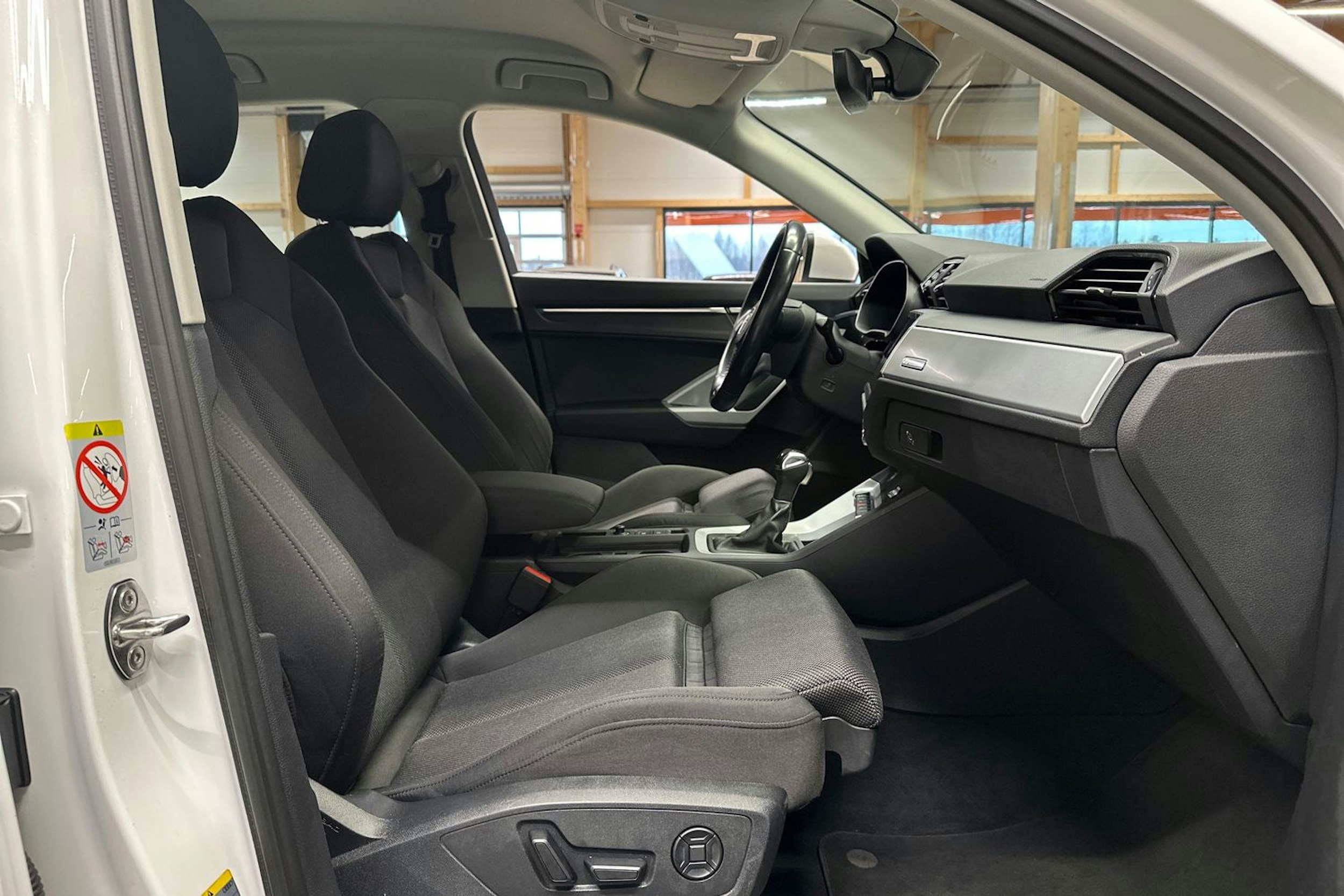 valkoinen Audi Q3 2023 kuva 11.