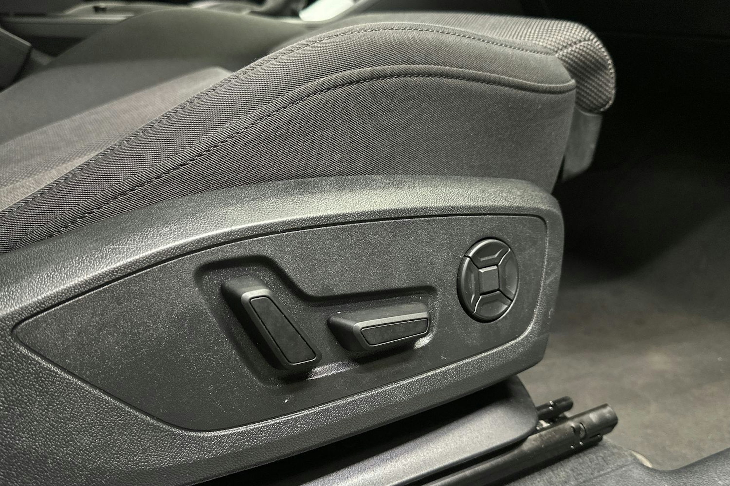 valkoinen Audi Q3 2023 kuva 12.