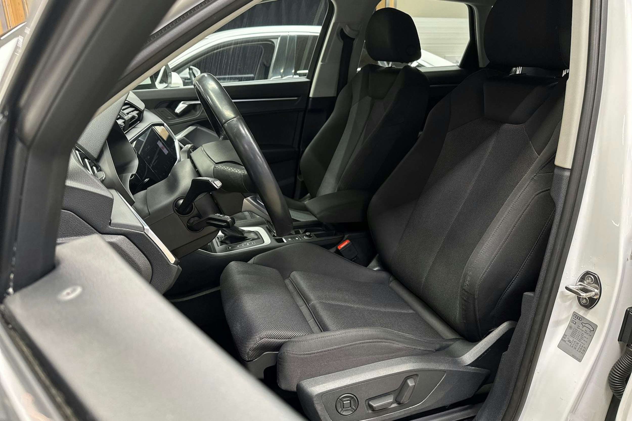 valkoinen Audi Q3 2023 kuva 13.