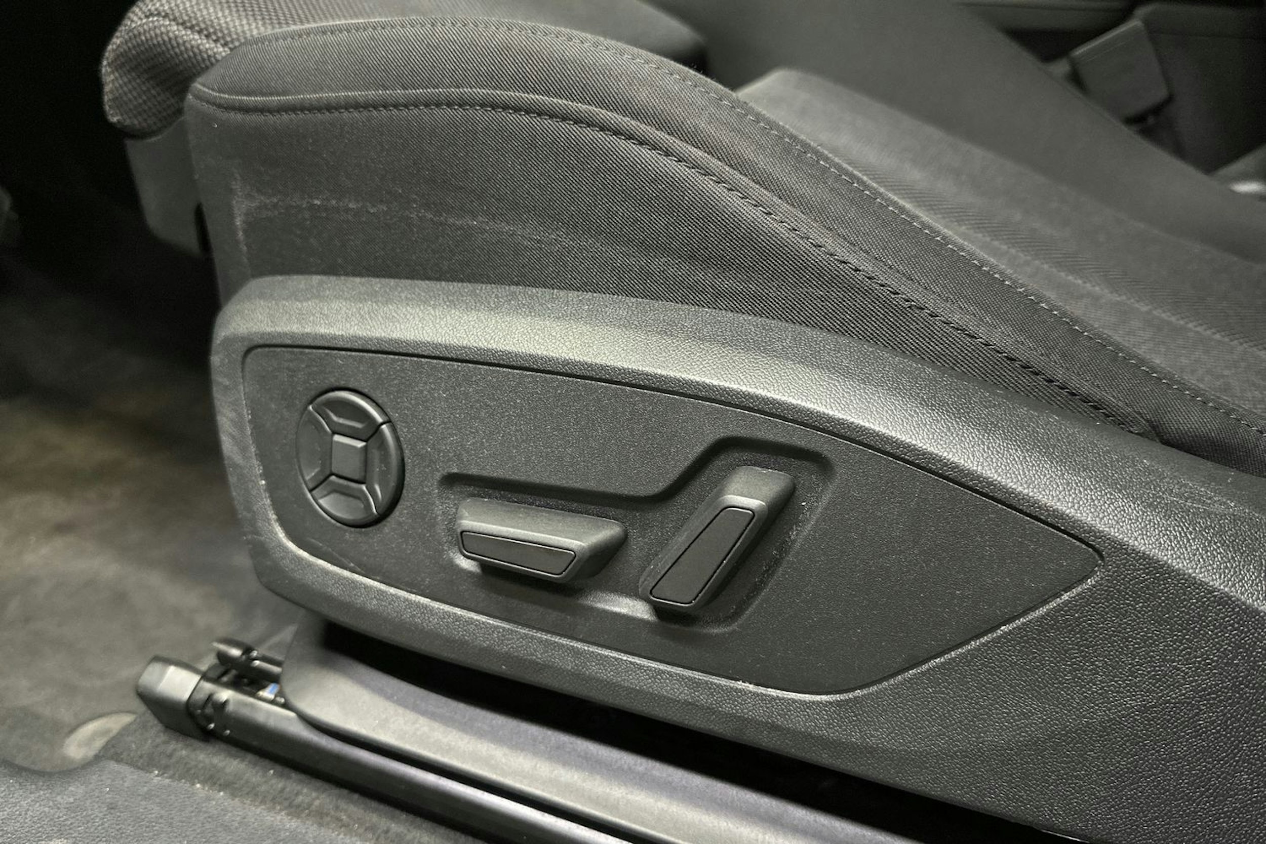 valkoinen Audi Q3 2023 kuva 14.