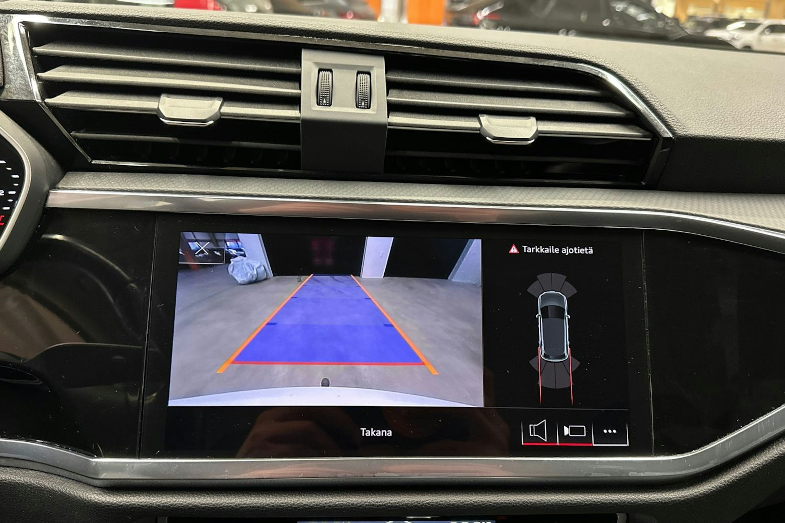 valkoinen Audi Q3 2023 kuva 15.