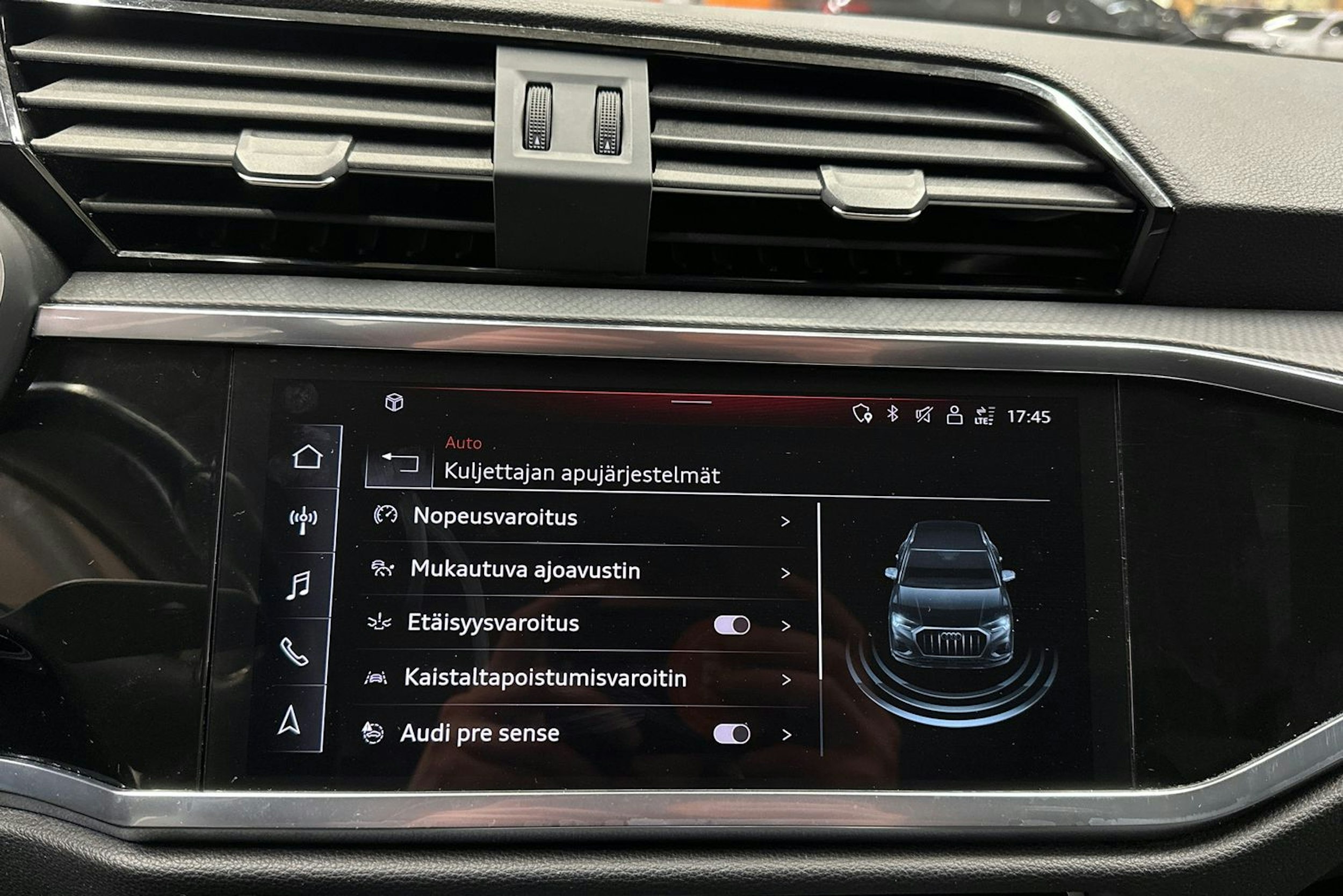 valkoinen Audi Q3 2023 kuva 18.