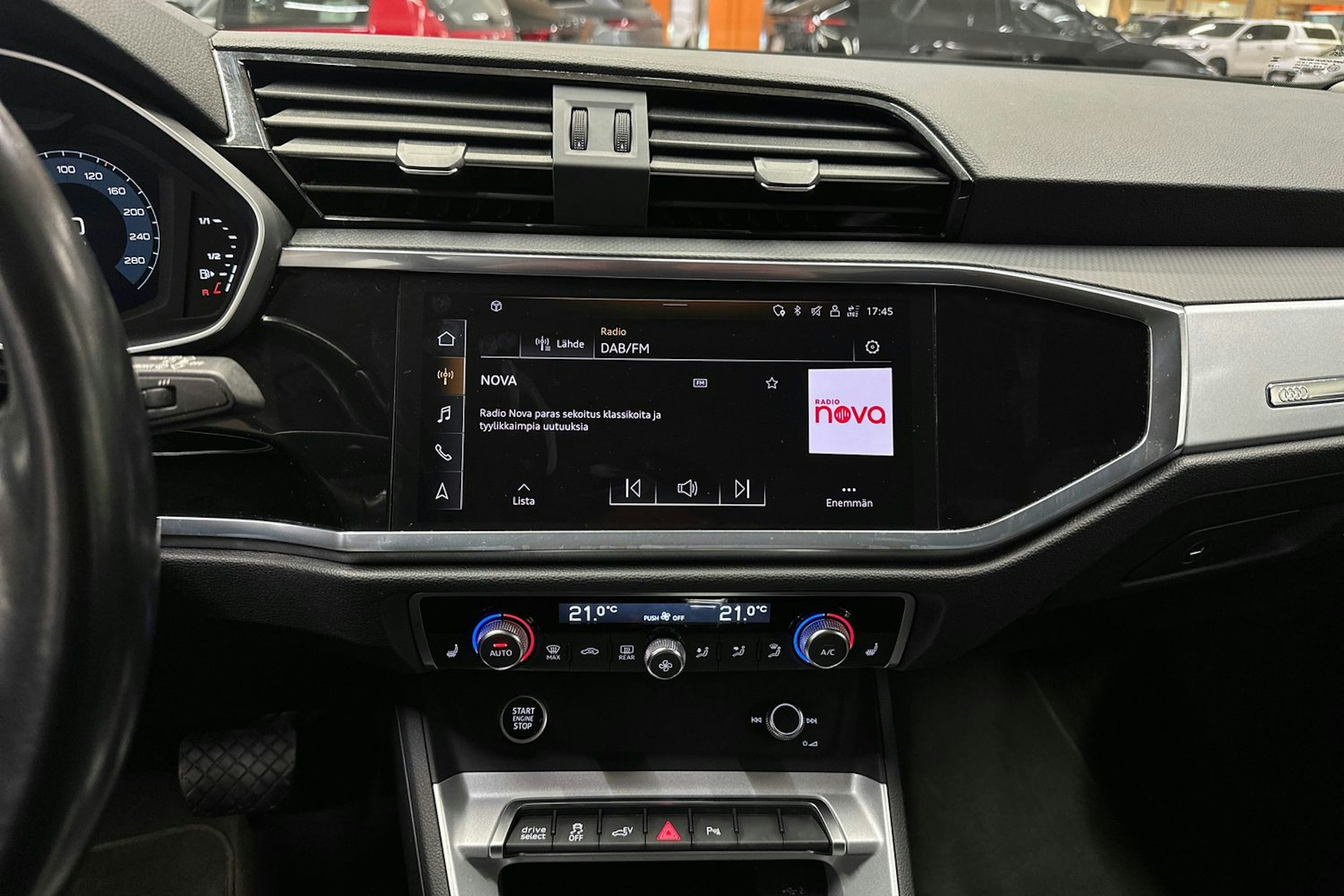 valkoinen Audi Q3 2023 kuva 19.