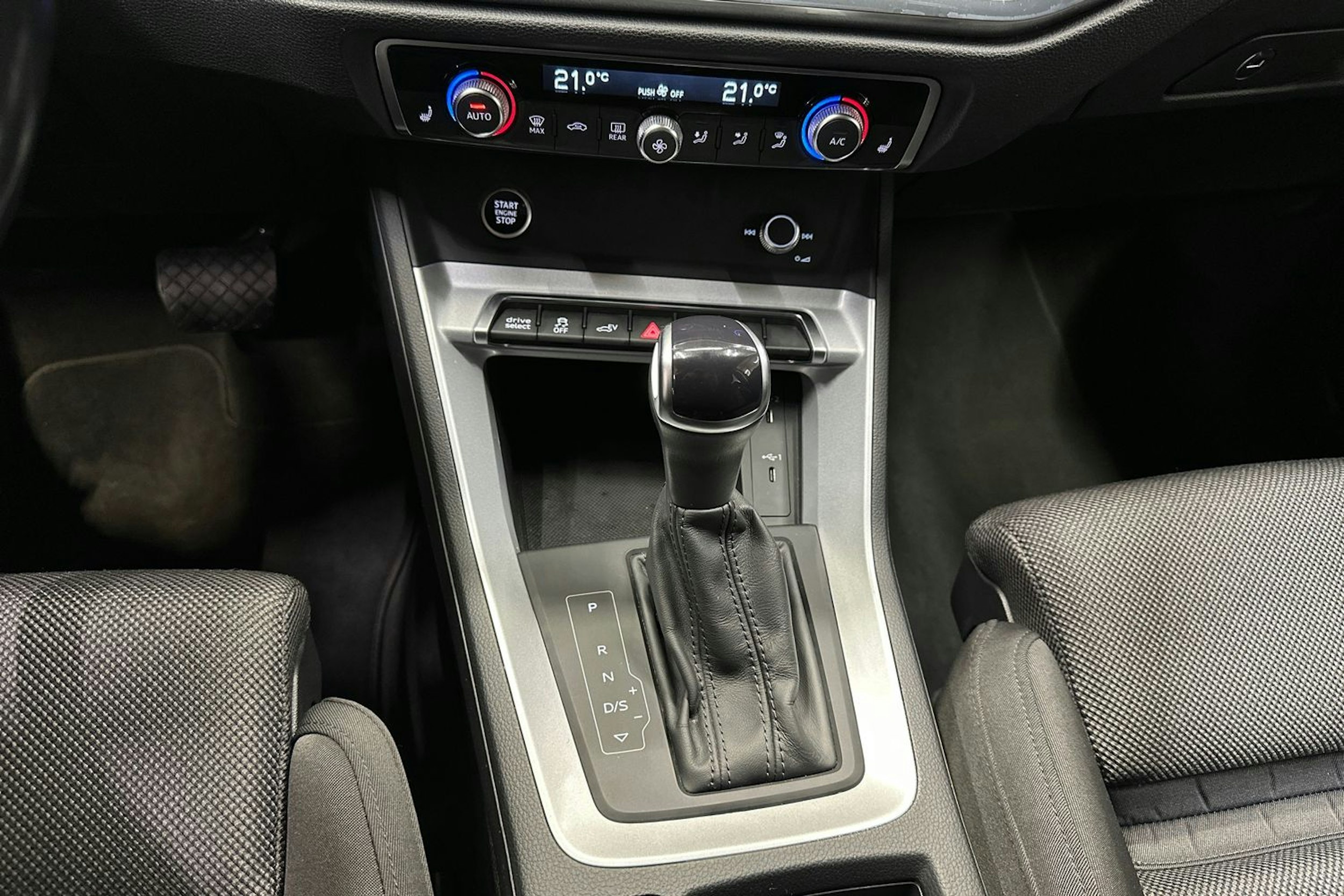 valkoinen Audi Q3 2023 kuva 20.