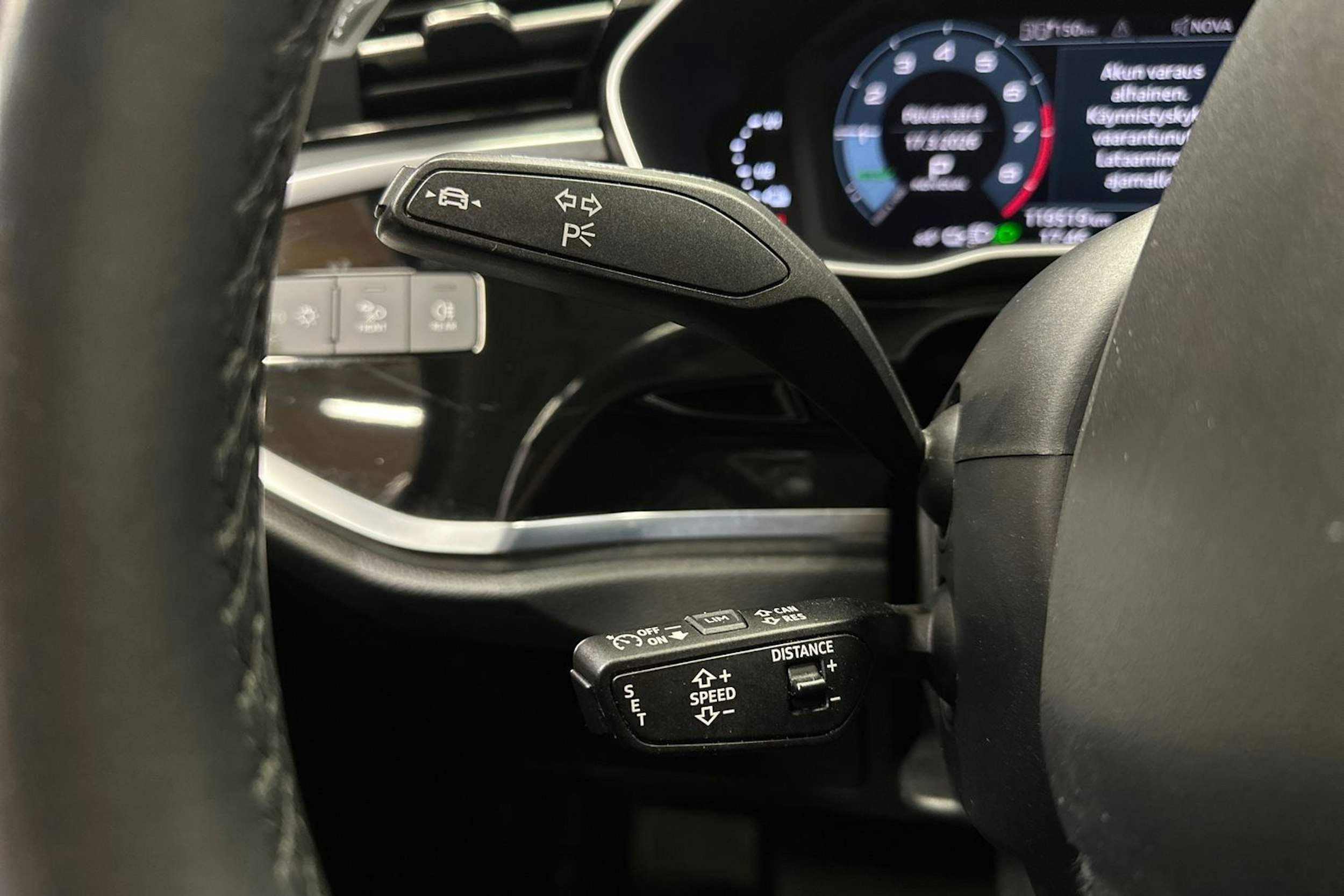 valkoinen Audi Q3 2023 kuva 22.