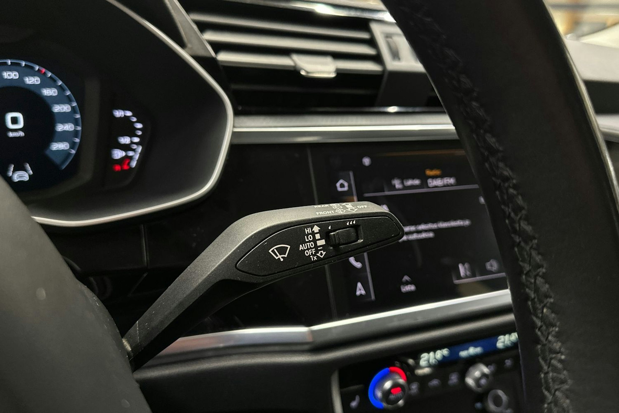 valkoinen Audi Q3 2023 kuva 23.