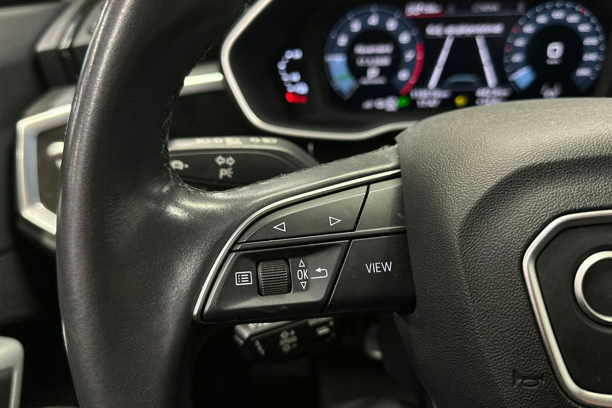 valkoinen Audi Q3 2023 kuva 24.