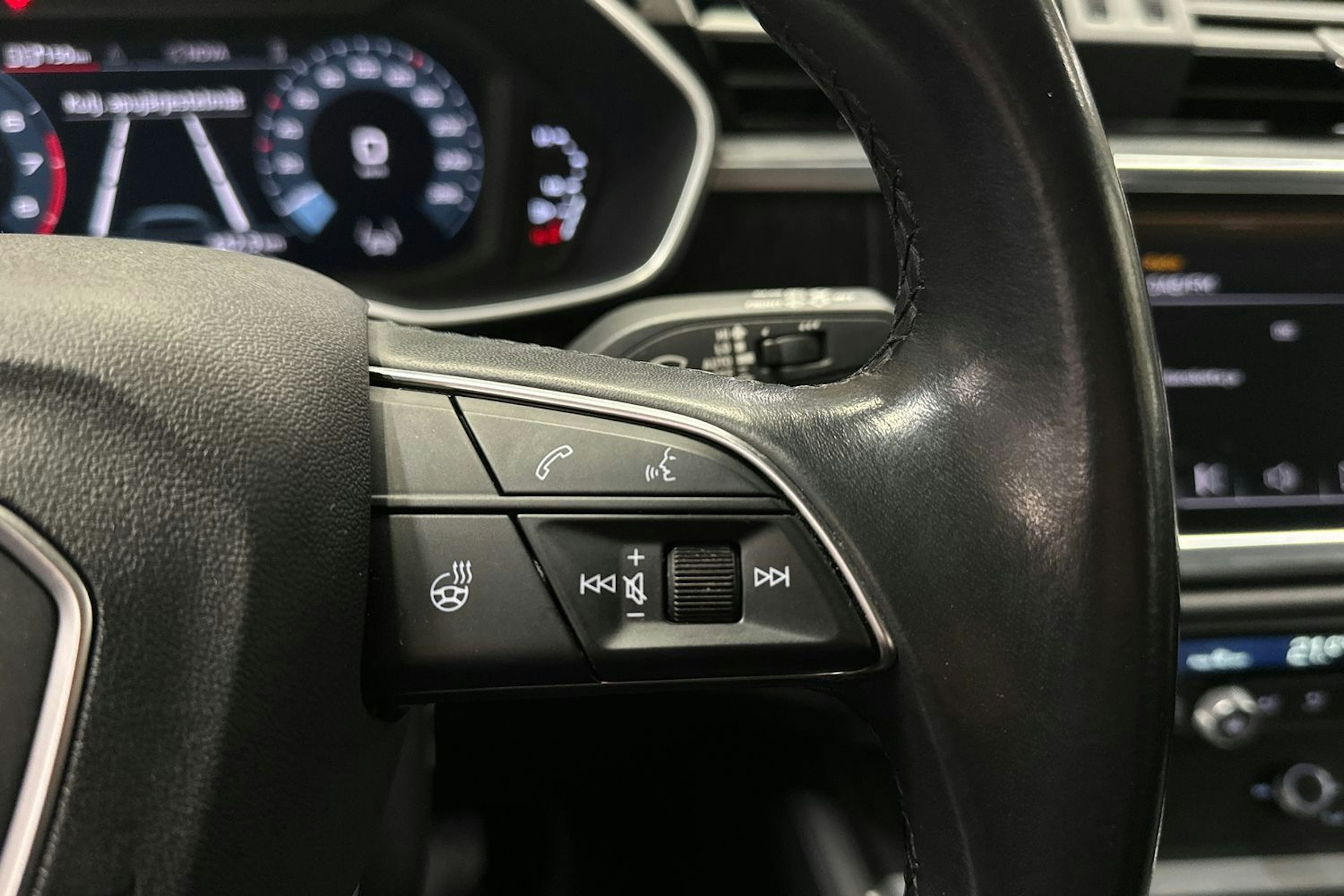 valkoinen Audi Q3 2023 kuva 25.